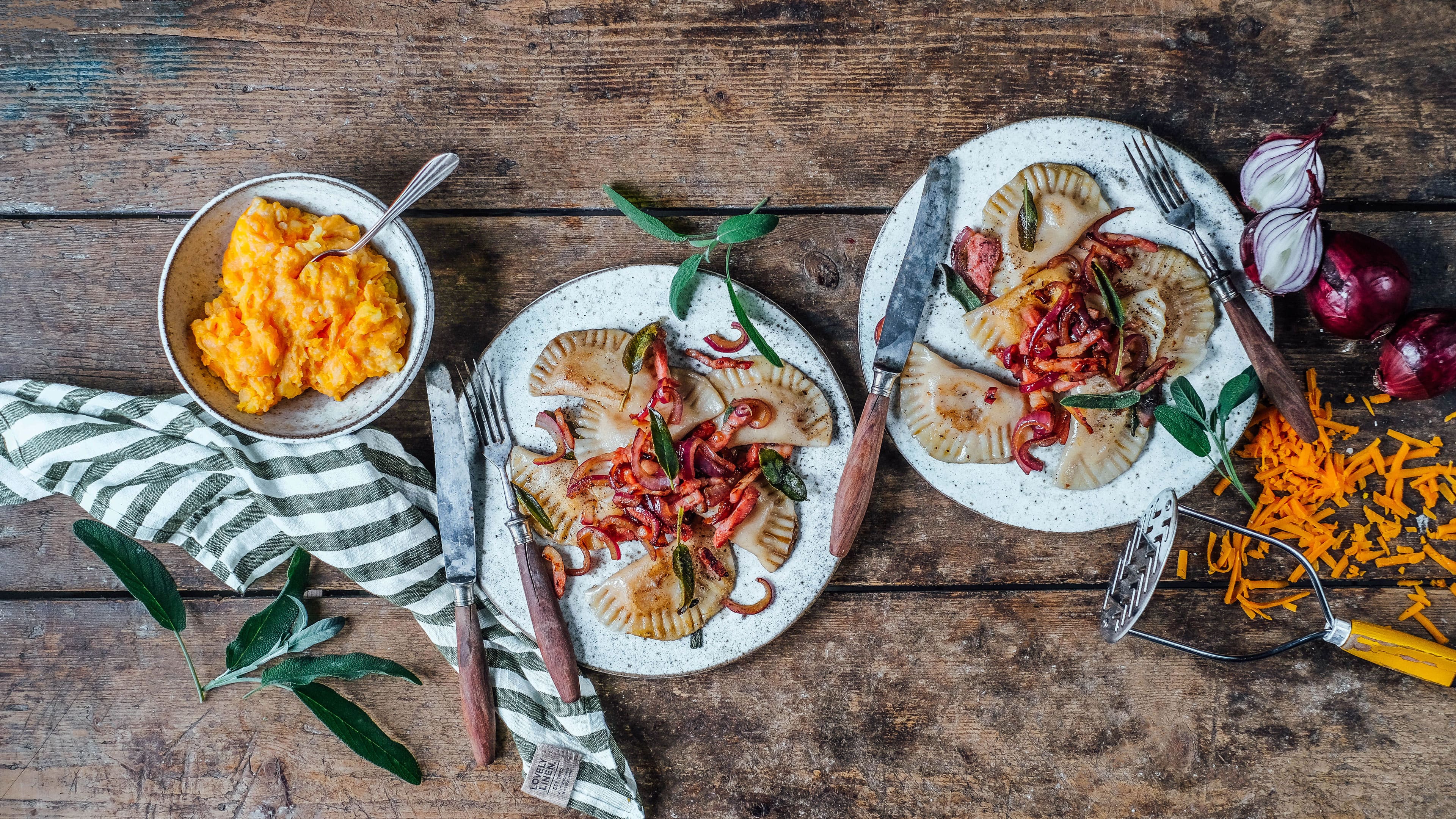 Cheddar-Piroggen mit Zwiebeln und Bacon Cheddar-Piroggen mit Zwiebeln und Bacon