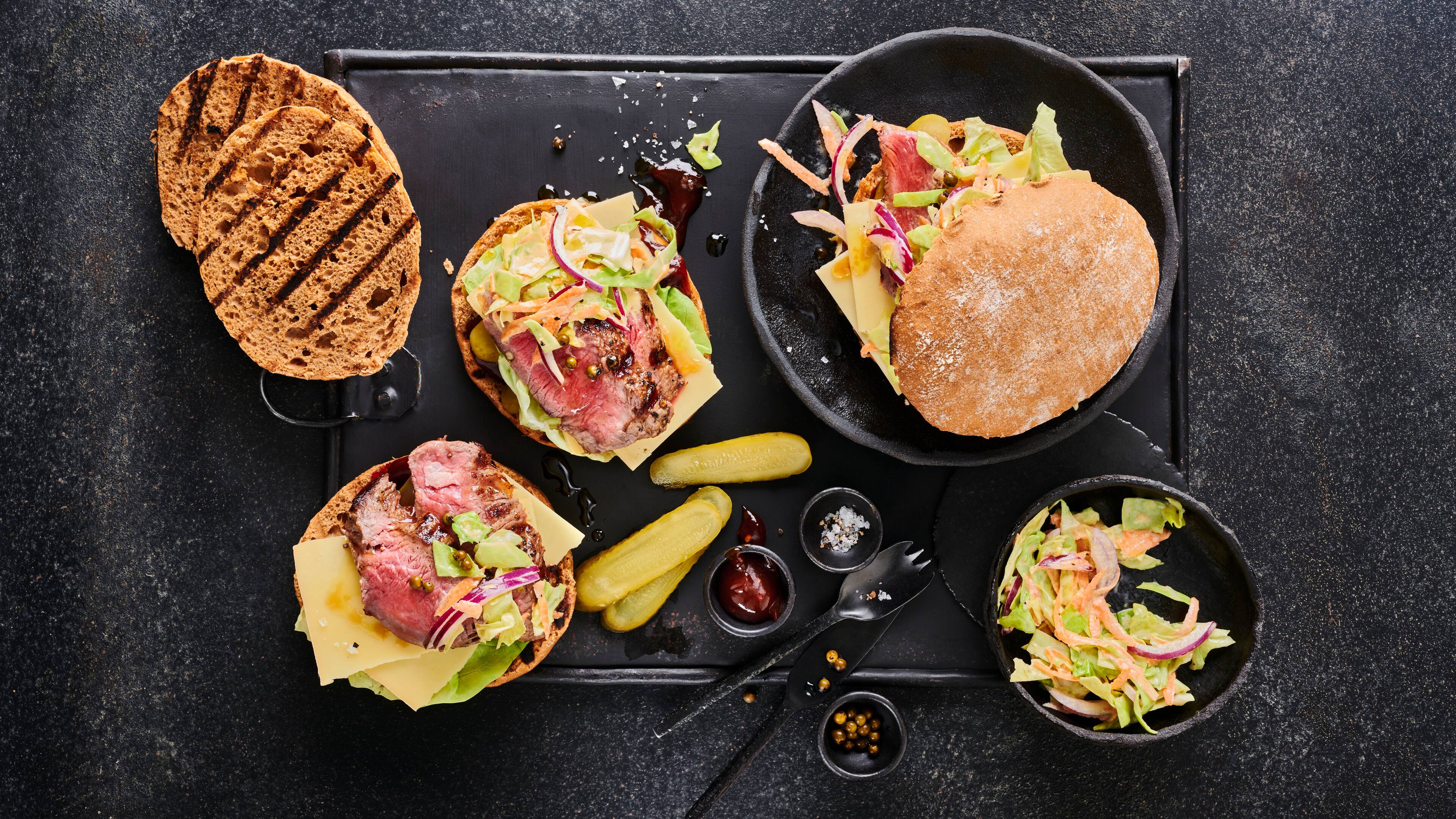 Cheese-Steak-Burger mit Coleslaw Cheese-Steak-Burger mit Coleslaw