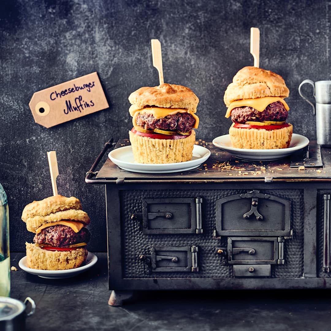 Schon einmal Cheeseburger in Muffinform ausprobiert? Die American Stlye Muffins unbedingt warm servieren und verzehren!
