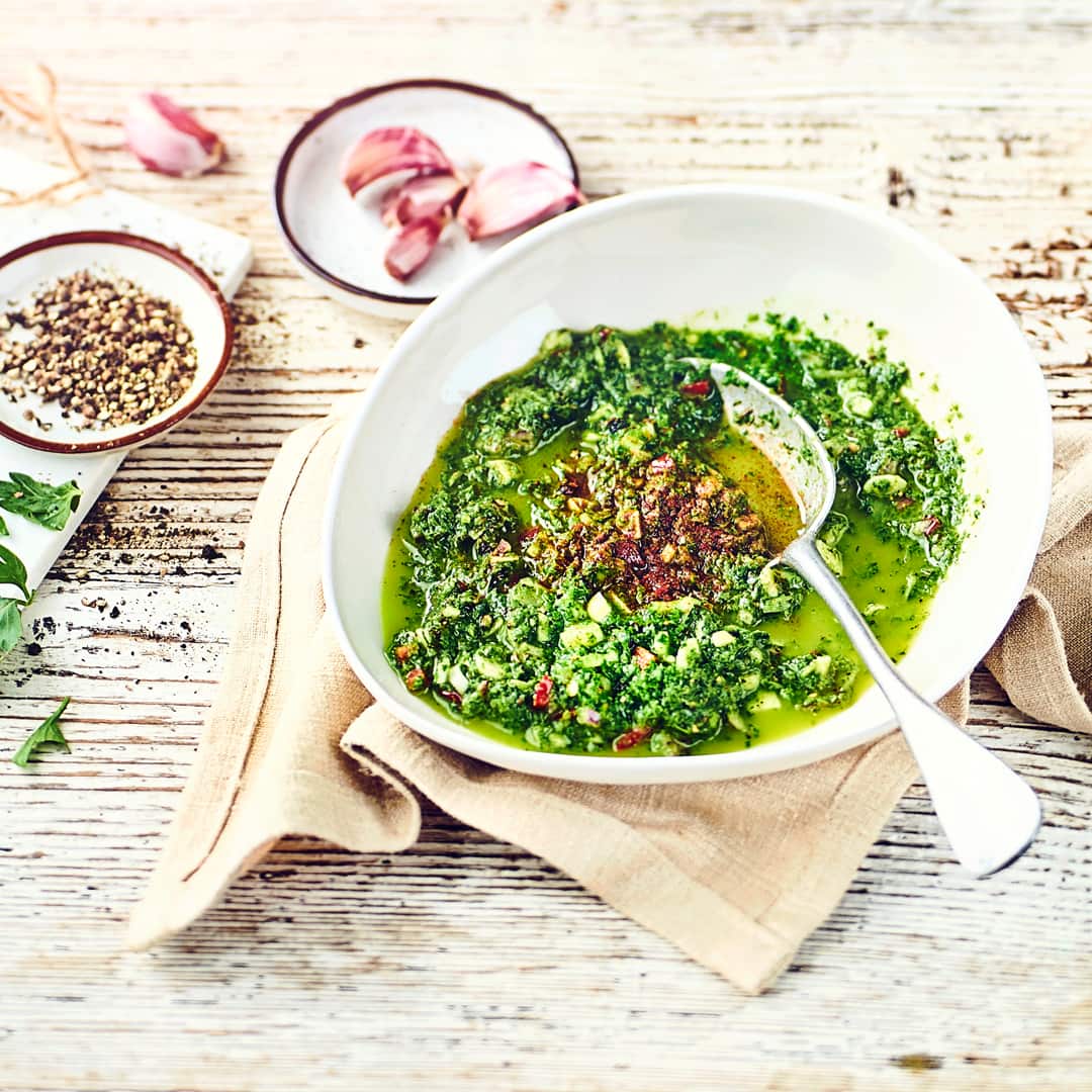 Chermoula passt gut als Marinade zu gegrilltem Fleisch, Fisch und Meeresfrüchten sowie zu Gemüse. Im Kühlschrank gelagert hält sich die Marinade der marokkanischen Küche 3-4 Tage.