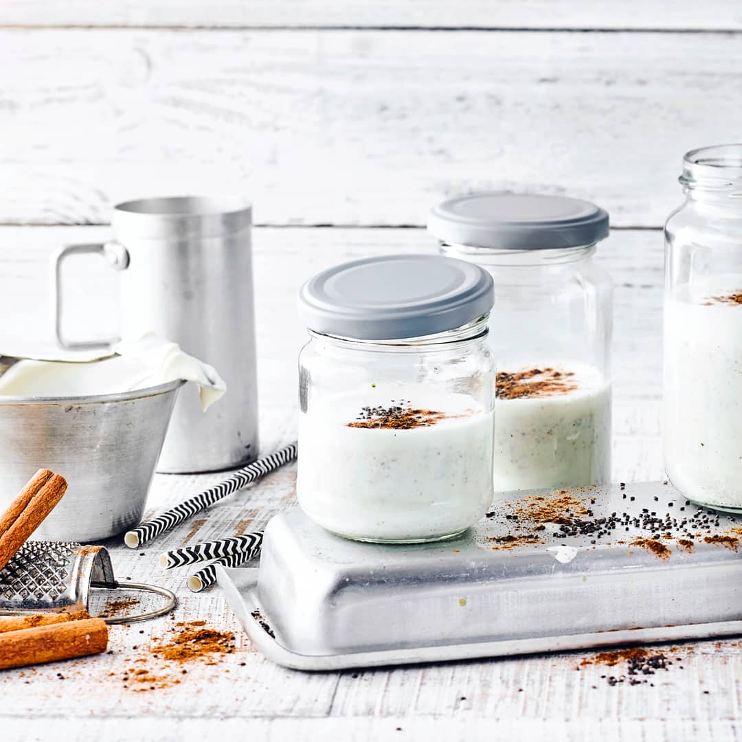 Ersetzt fast schon eine kleine Mahlzeit, ist super schnell gemacht und schmeckt herrlich. Mit dem Chia-Vanille-Eiweißdrink bleiben Sie fit.