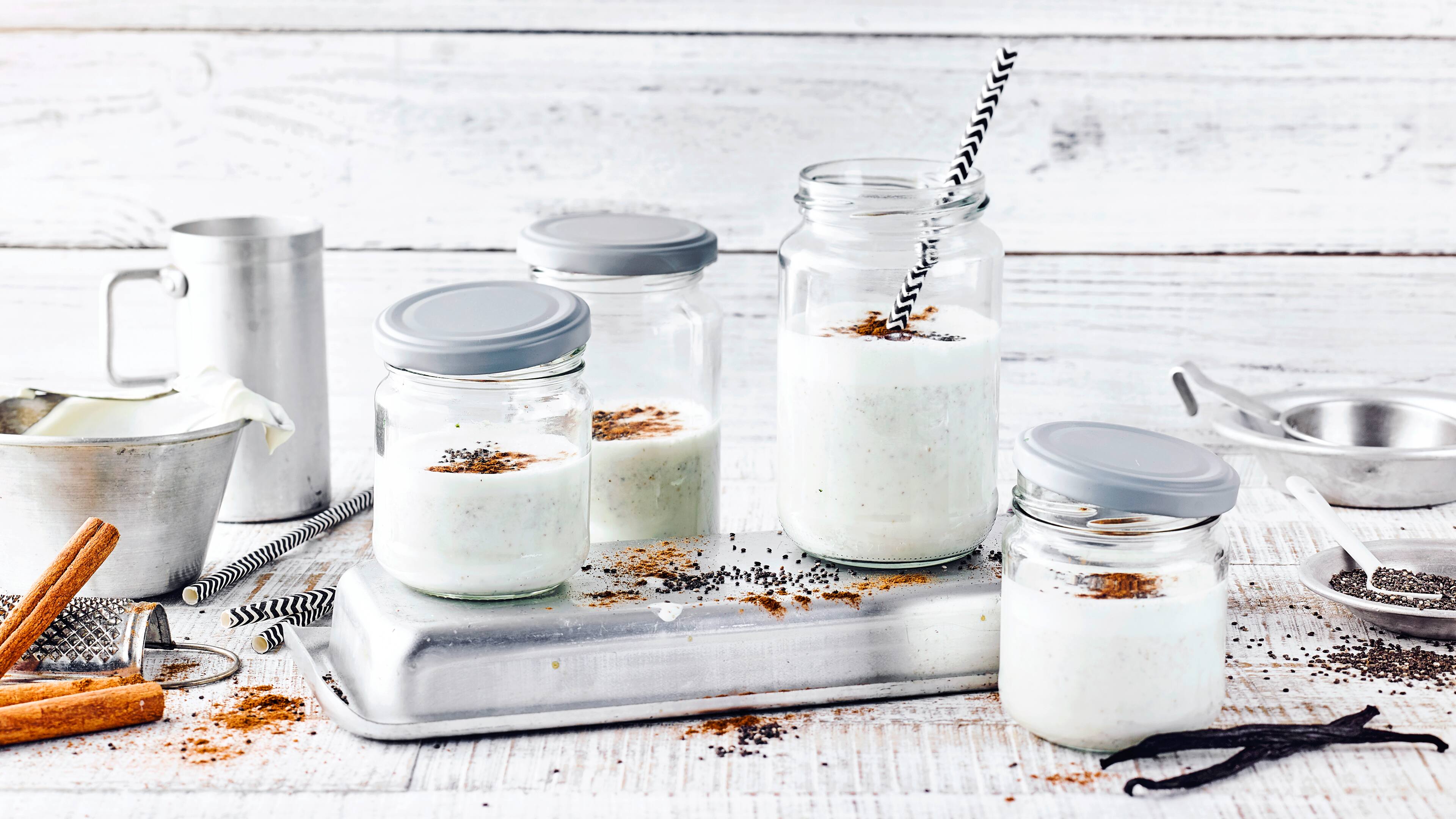Chia-Vanille-Eiweißdrink Ersetzt fast schon eine kleine Mahlzeit, ist super schnell gemacht und schmeckt herrlich. Mit dem Chia-Vanille-Eiweißdrink bleiben Sie fit.
