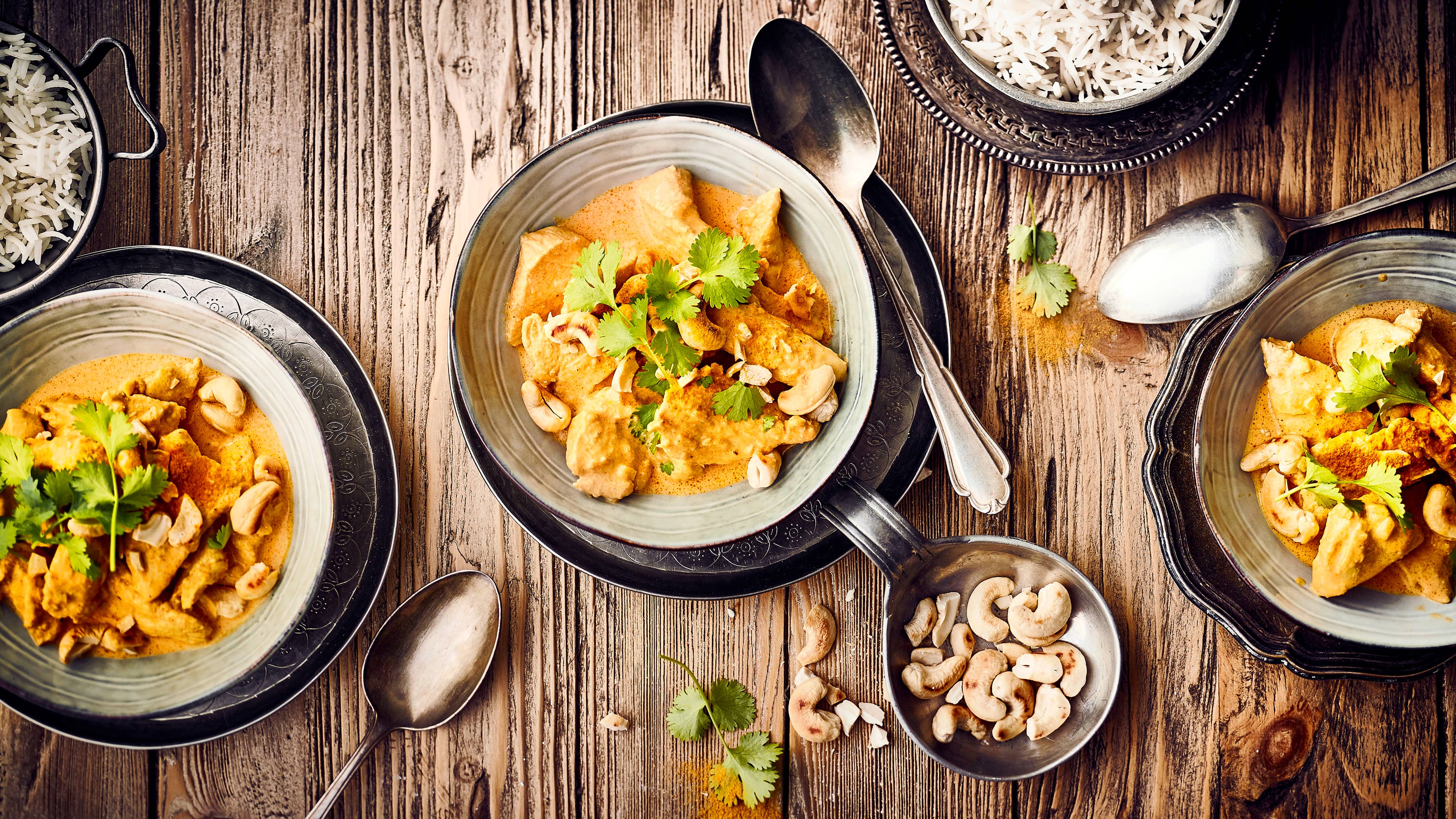 Chicken Korma Das Chicken Korma, eine Art Hähnchencurry, ist noch nicht ganz so bekannt wie Chicken Tikka. Zu Unrecht! Probieren Sie es selbst und Sie werden begeistert sein von der feinen Aromatik des Gerichtes!