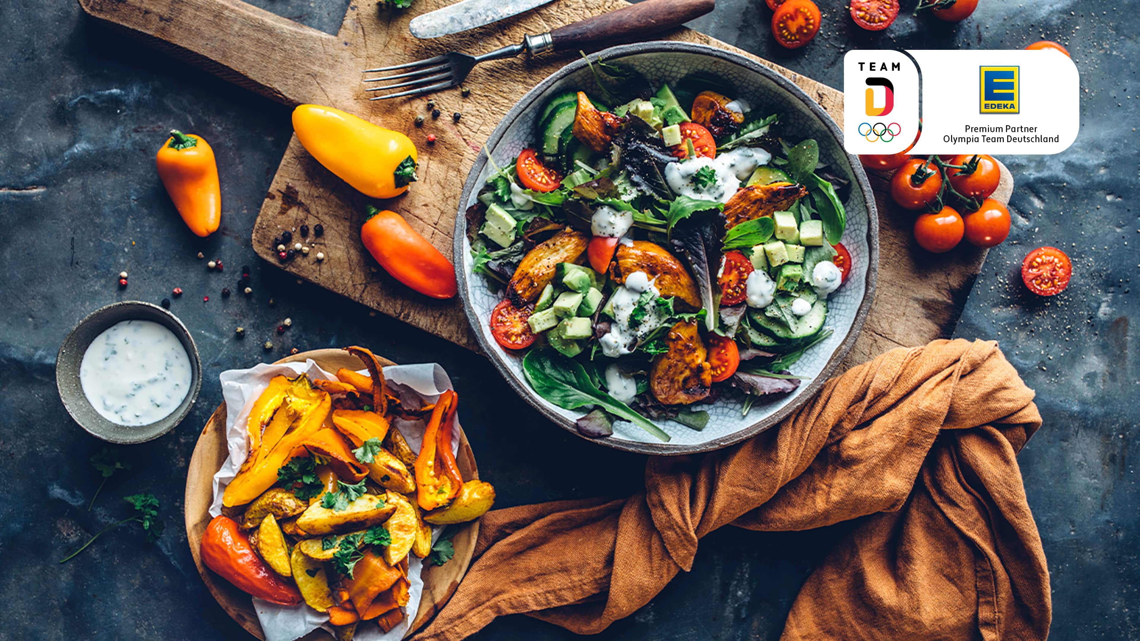 Chicken-Salad mit Ofengemüse Ob für den Sommer beim Grillen oder als gesundes Abendessen mit vielen frischen Zutaten: Unser Chicken-Salad mit Ofengemüse schmeckt super frisch und knackig und ist herrlich aromatisch.
