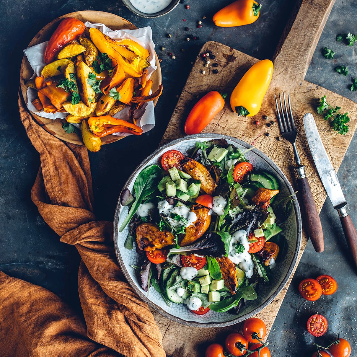 Ob für den Sommer beim Grillen oder als gesundes Abendessen mit vielen frischen Zutaten: Unser Chicken-Salad mit Ofengemüse schmeckt super frisch und knackig und ist herrlich aromatisch.