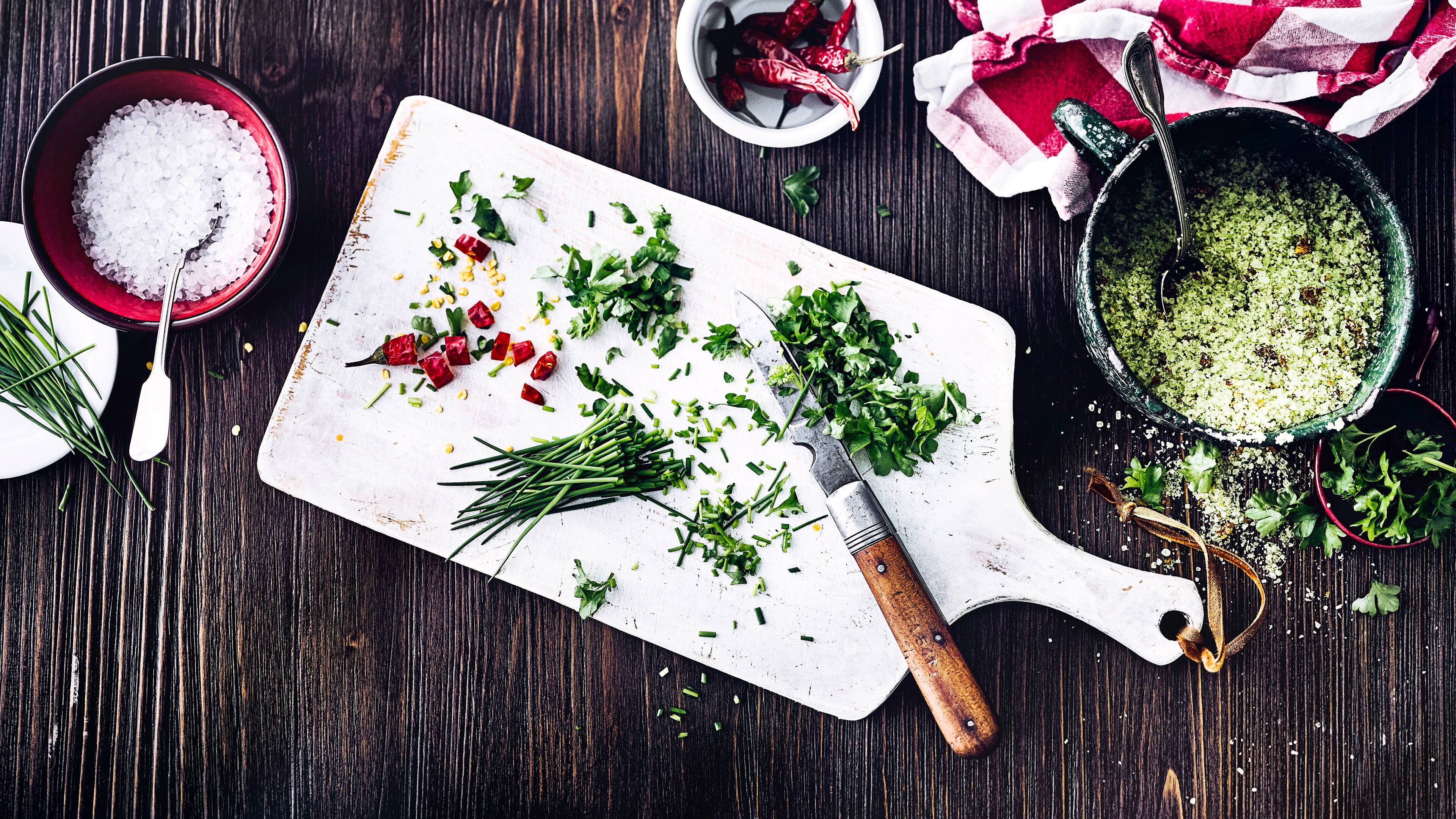 Chili-Kräutersalz Ob als kleines Mitbringsel für die Einladung zum Grillabend oder eigene Verwendung in der Küche. Mit einem Chili-Kräutersalz ist viel zu würzen, z.B. eignet es sich hervorragend für Marinaden und mediterrane Gerichte.