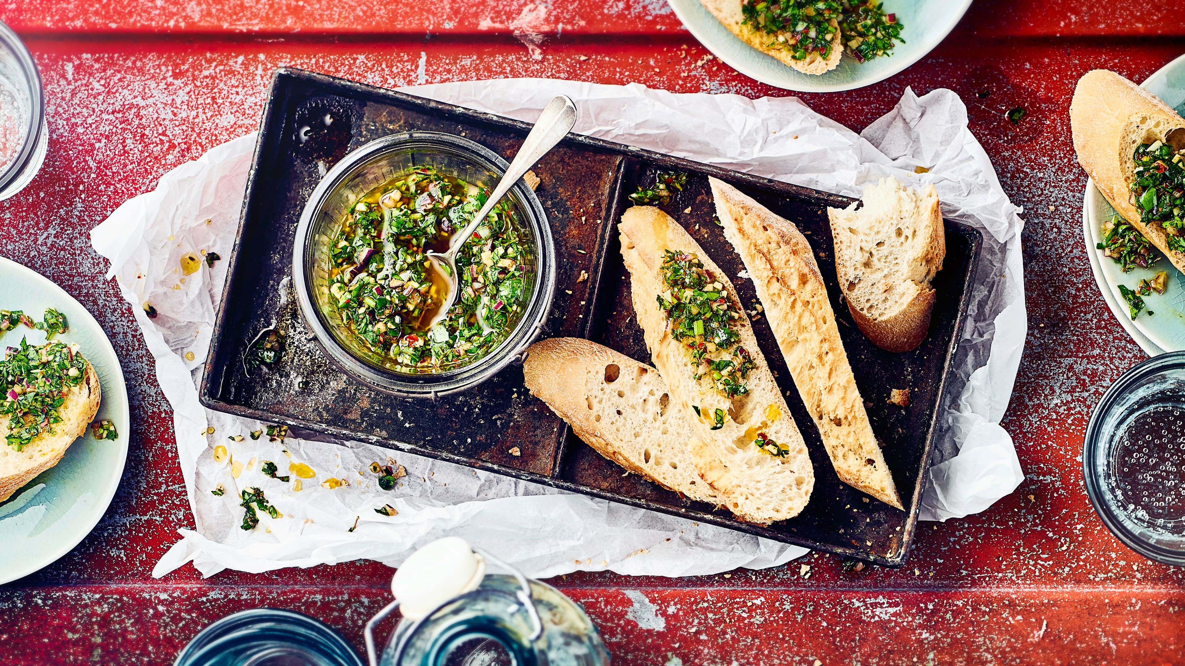 Chimichurri kommt aus Argentinien und schmeckt hervorragend als Dip zu gegrilltem Fleisch, Fisch oder zu Weißbrot.