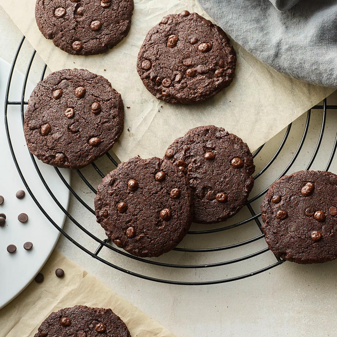 Sie lieben Schokolade? Backen Sie unsere Chocolate Cookies und genießen Sie Kekse, die nicht nur in Amerika zu den beliebtesten Plätzchensorten gehören!