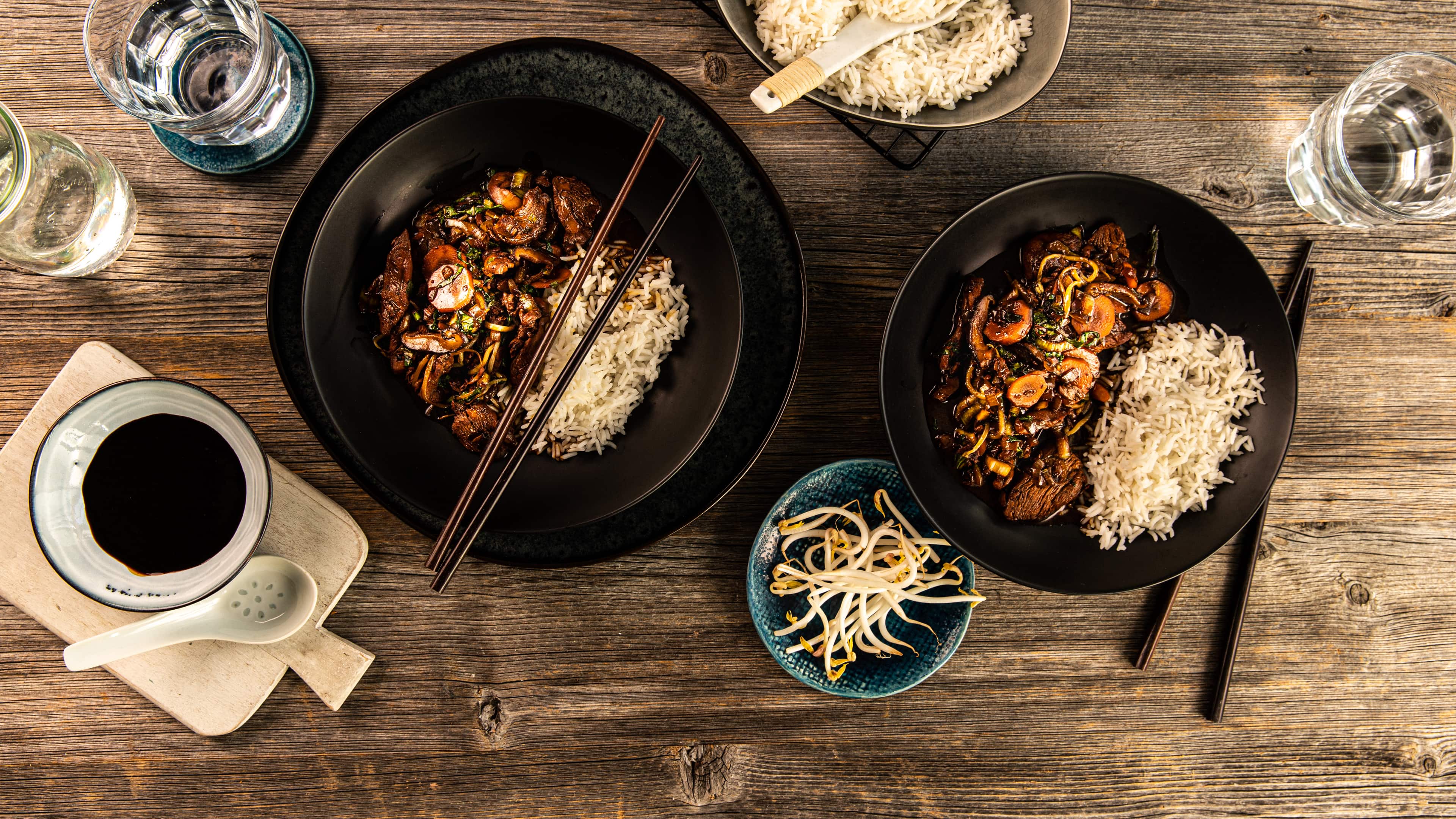 Chop Suey Allerlei verschiedenes Gemüse, feine Streifen von Fleisch und kräftige Soßen sind Bestandteil eines leckeren Chop Suey. Einfach einmal ausprobieren!
