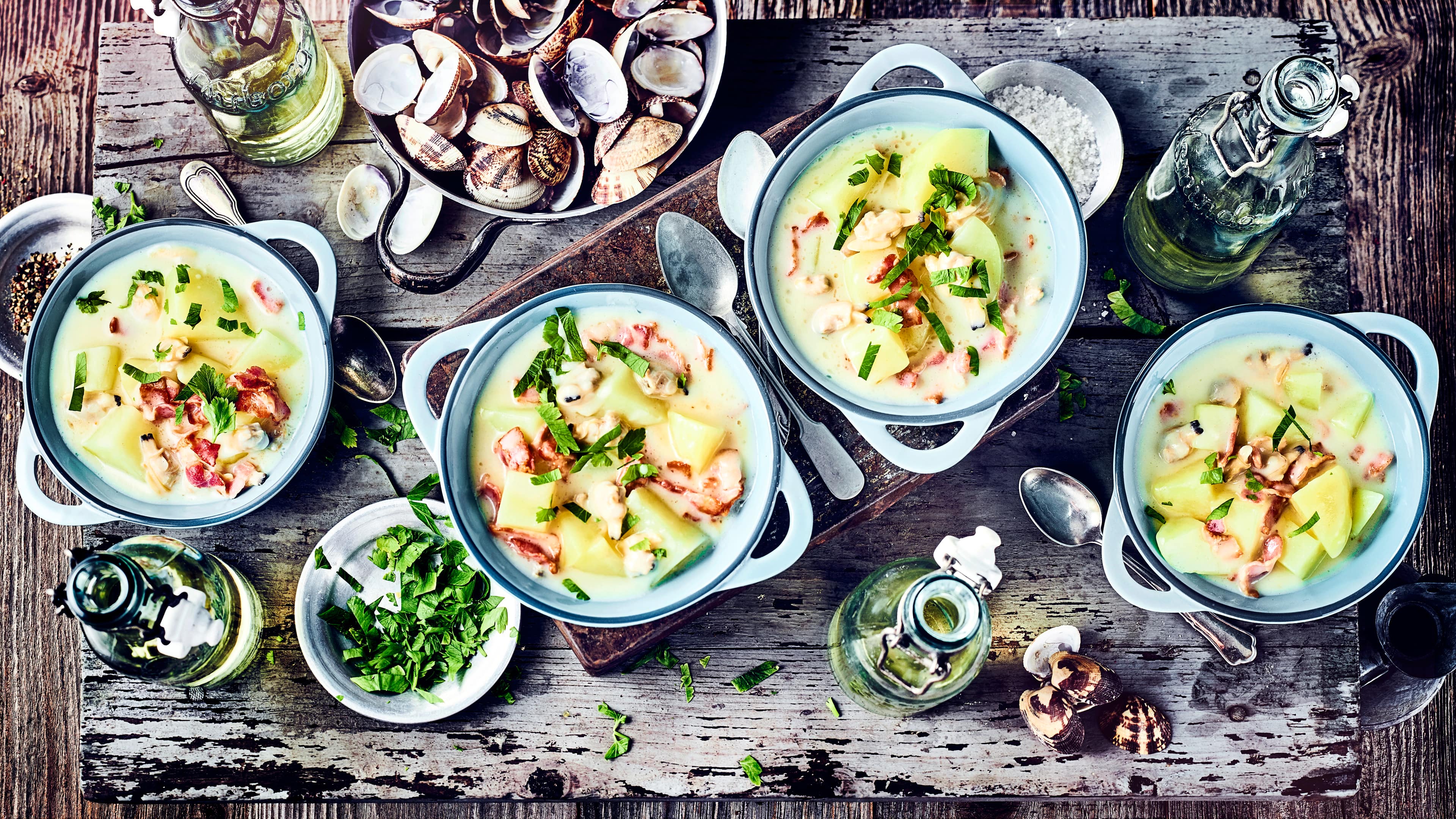 Clam Chowder Festlich und international: Clam Chowder ist eine amerikanische Muschelsuppe, die aus Venusmuscheln, Schinkenspeck und Kartoffeln hergestellt wird.
