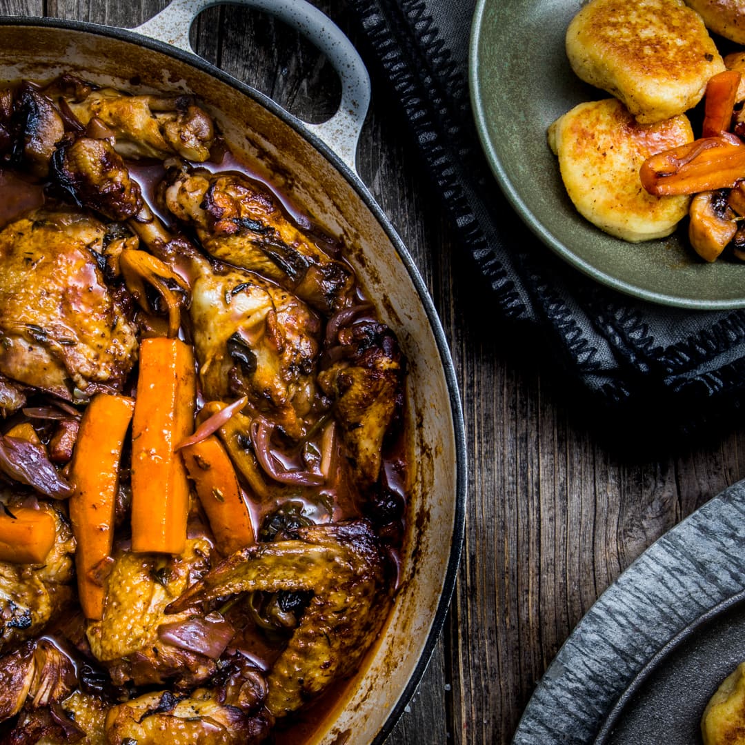 Hähnchen in Wein wird regional unterschiedlich gekocht – der Landhausklassiker richtet sich in seiner Vielfalt nach internationalen Geschmacksvorlieben und Weinsorten. Lassen Sie sich das Coq au Vin Rouge mit frischen Kartoffeltalern schmecken.