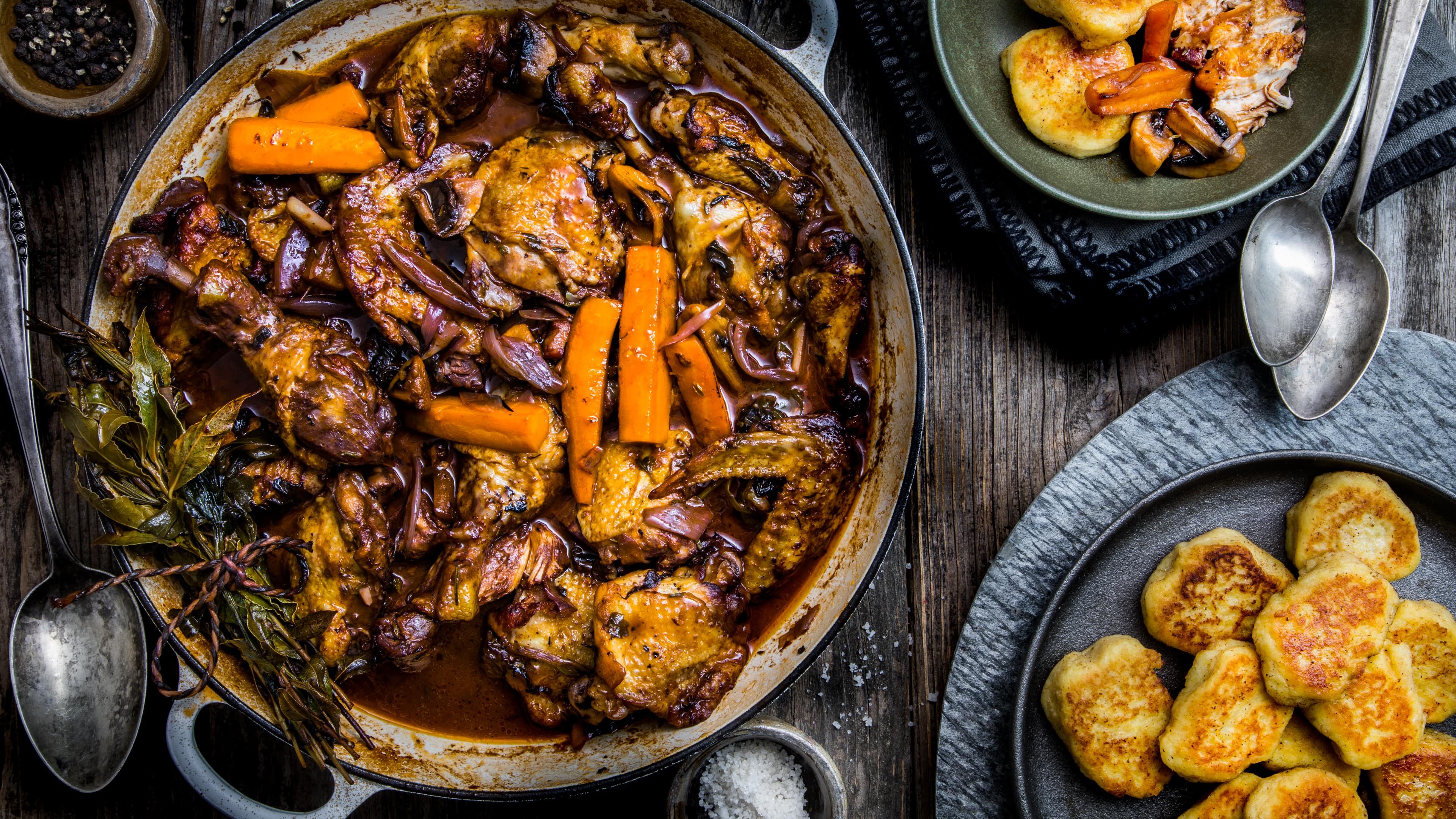 Coq au Vin Hähnchen in Wein wird regional unterschiedlich gekocht – der Landhausklassiker richtet sich in seiner Vielfalt nach internationalen Geschmacksvorlieben und Weinsorten. Lassen Sie sich das Coq au Vin Rouge mit frischen Kartoffeltalern schmecken.