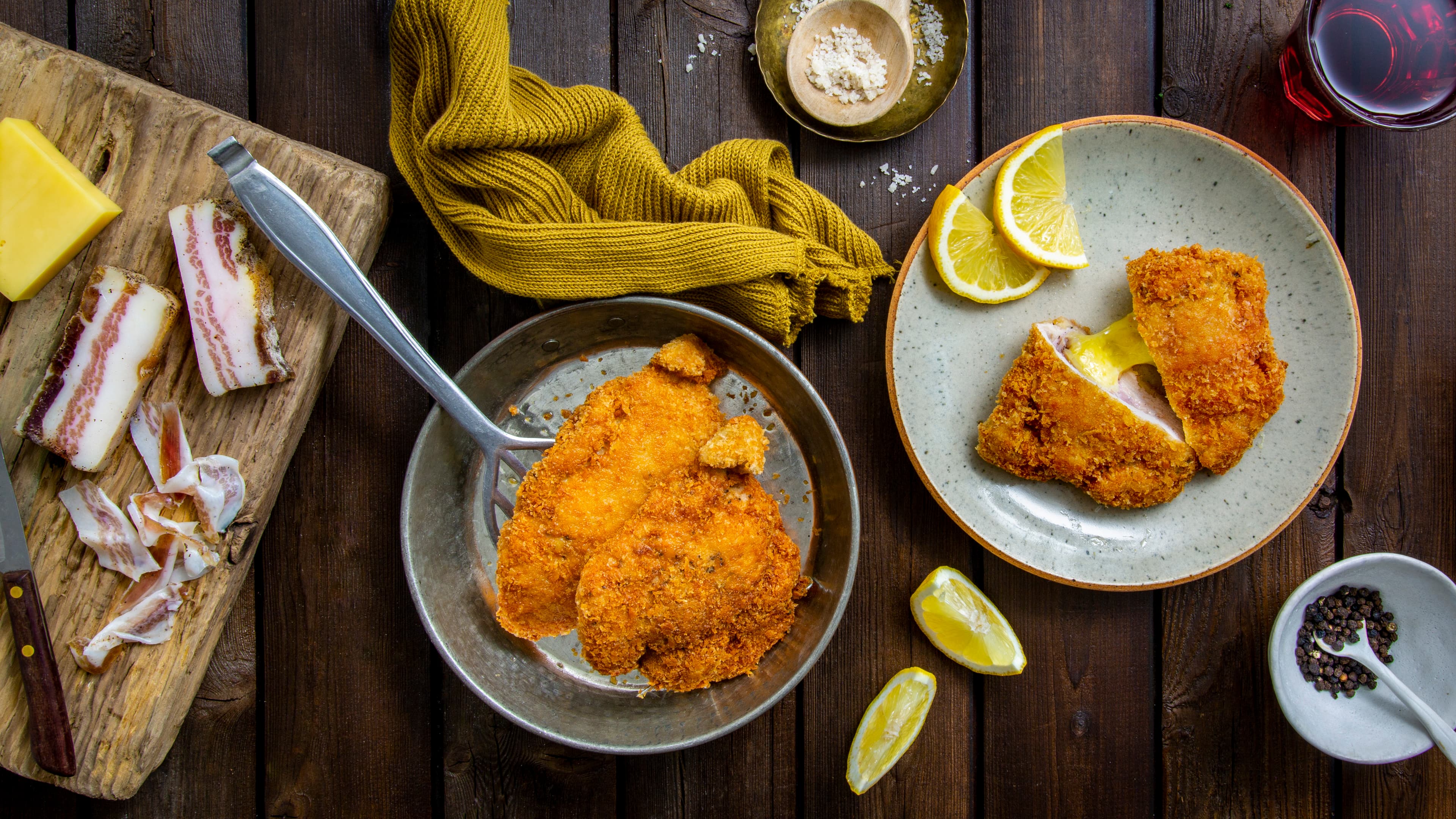 Cordon Bleu mit Pancetta Unsere Version des Cordon Bleus wird mit leckerem Pancetta und würzigem Bergkäse gefüllt, lecker paniert und anschließend knusprig gebraten!