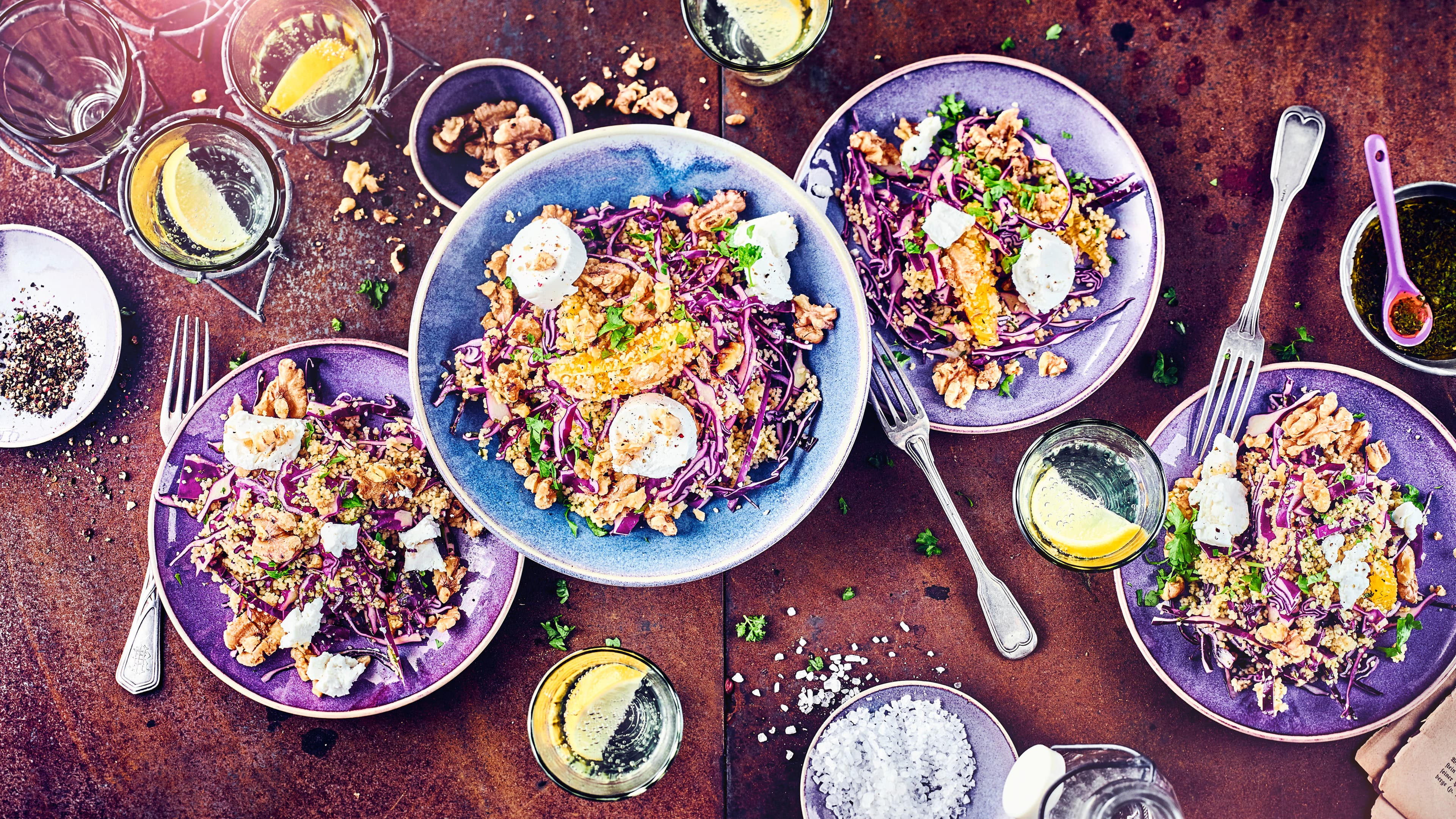 Couscous-Salat mit Rotkohl Winterlicher Salat mit Pep: Unser fruchtiger Couscous-Salat mit Orange, Rotkohl und Ziegenfrischkäse wird Sie begeistern.