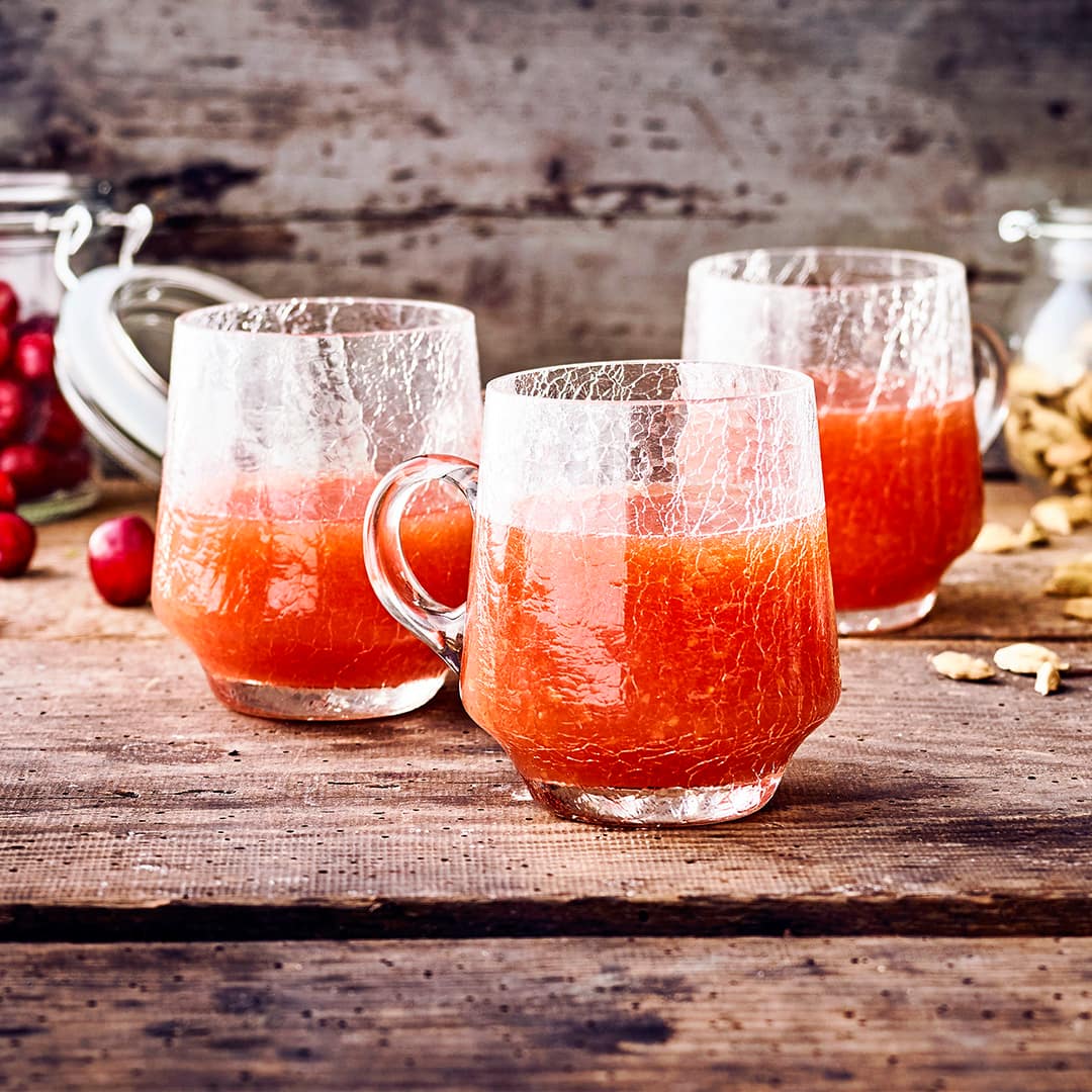 Mit den richtigen Zutaten braucht ein Punsch keinen Alkohol! Das beweisen wir Ihnen mit unserem Früchtepunsch-Rezept miMit den richtigen Zutaten braucht ein Punsch keit Cranberry-Nektar und Aprikosen.