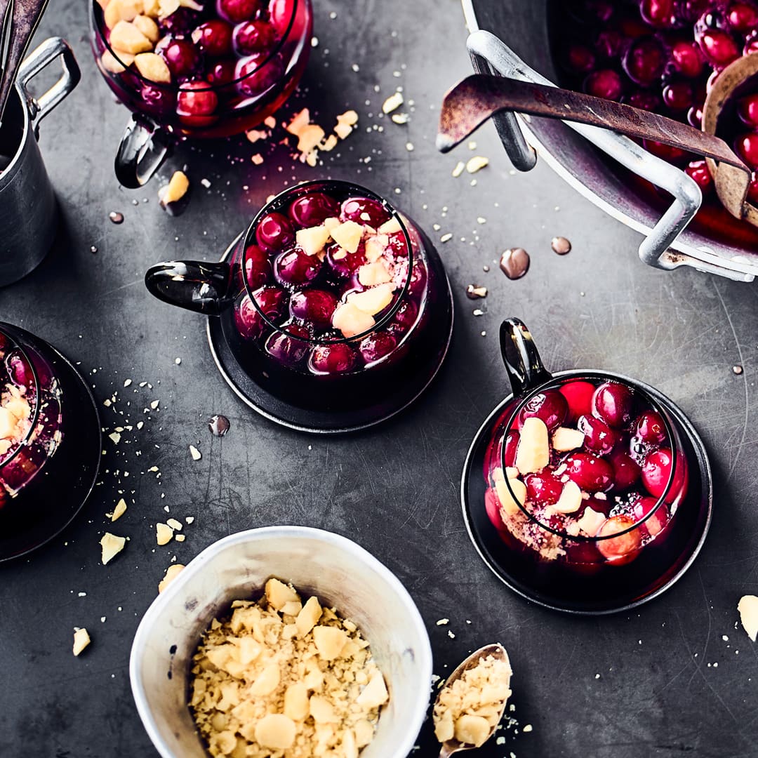 Fruchtiger Punsch ohne Alkohol mit Cranberry-Nektar und frischen Cranberries.