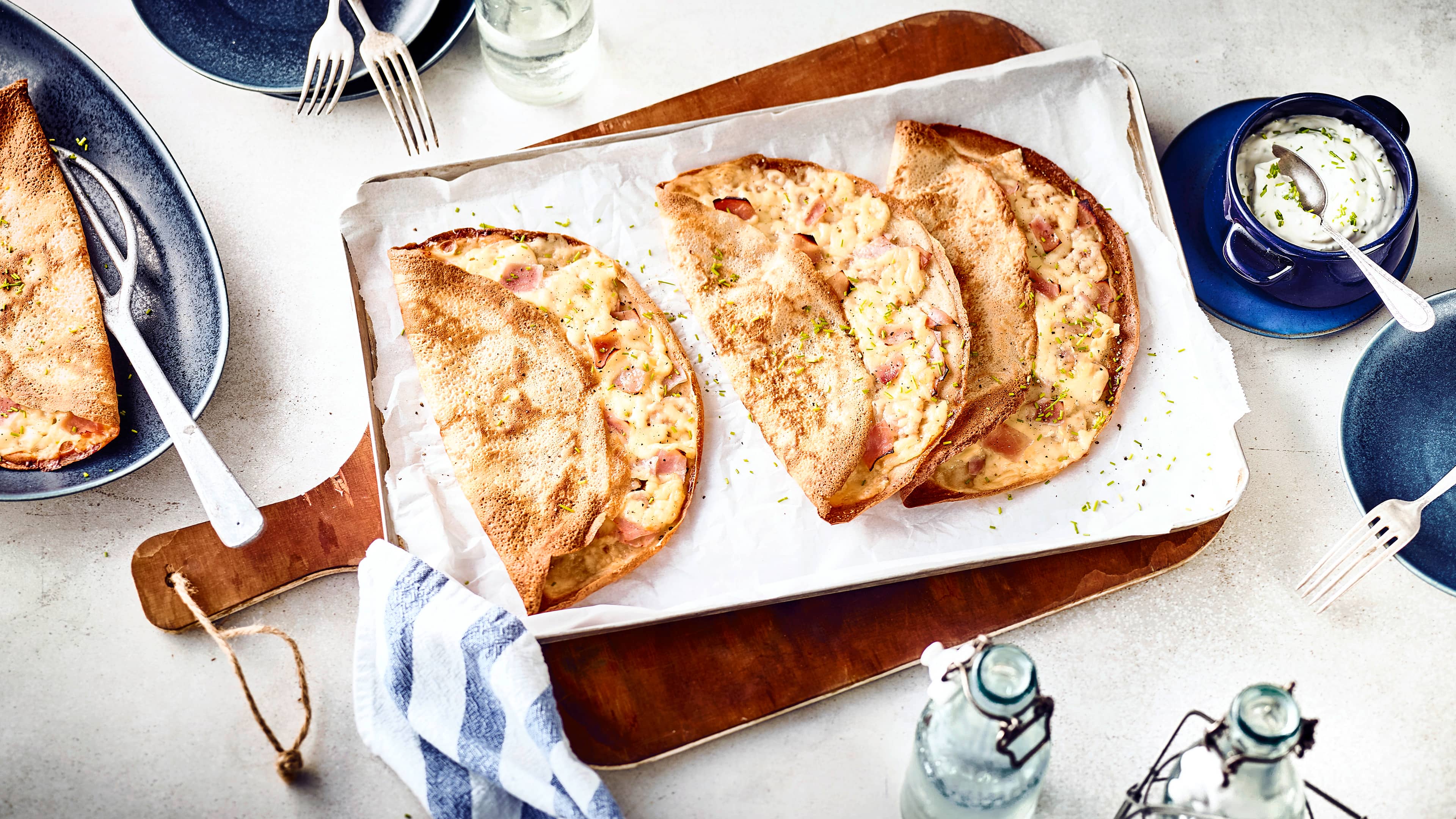 Crêpes mit Käse und Schinken Wie auf der Kirmes oder vom Weihnachtsmarkt: Leckere Crêpes – selbstgemacht und ganz einfach mit Käse und Schinken belegt.