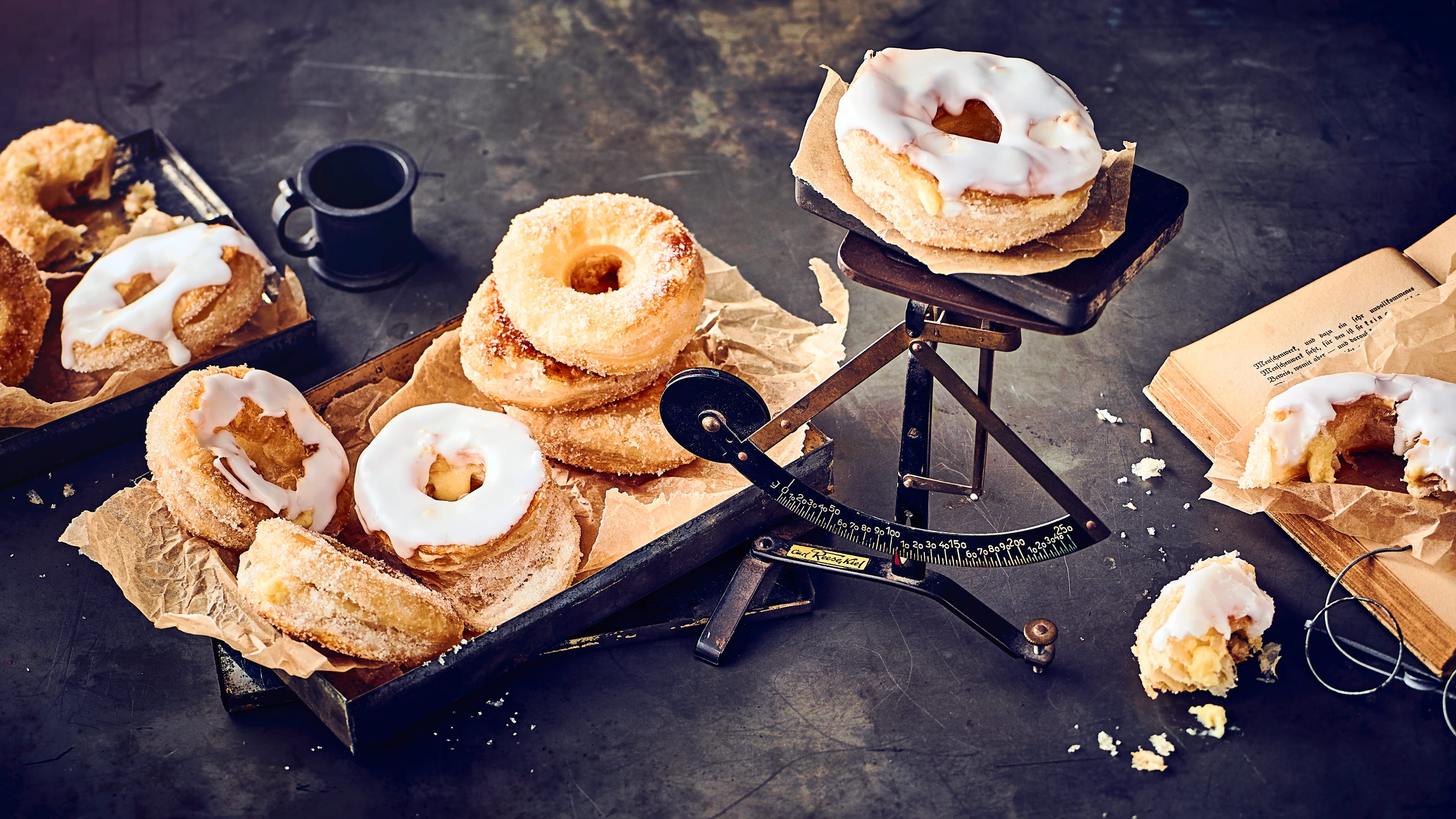 Sie lieben Donuts und Croissants? Dann probieren Sie doch einfach einmal die Kombination aus beiden Leckereien: den Cronut. Unser Rezept zeigt, wie es geht!