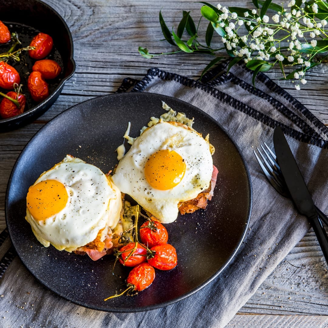 Nicht nur die Franzosen lieben ihre Sandwich-Variante: Ein klassischer Croque Madame mit Käse, Schinken und Spiegeleiern und dazu ganz einfach zubereitet. Ob als schnelles Mittag- oder Abendessen oder als Snack zwischendurch.