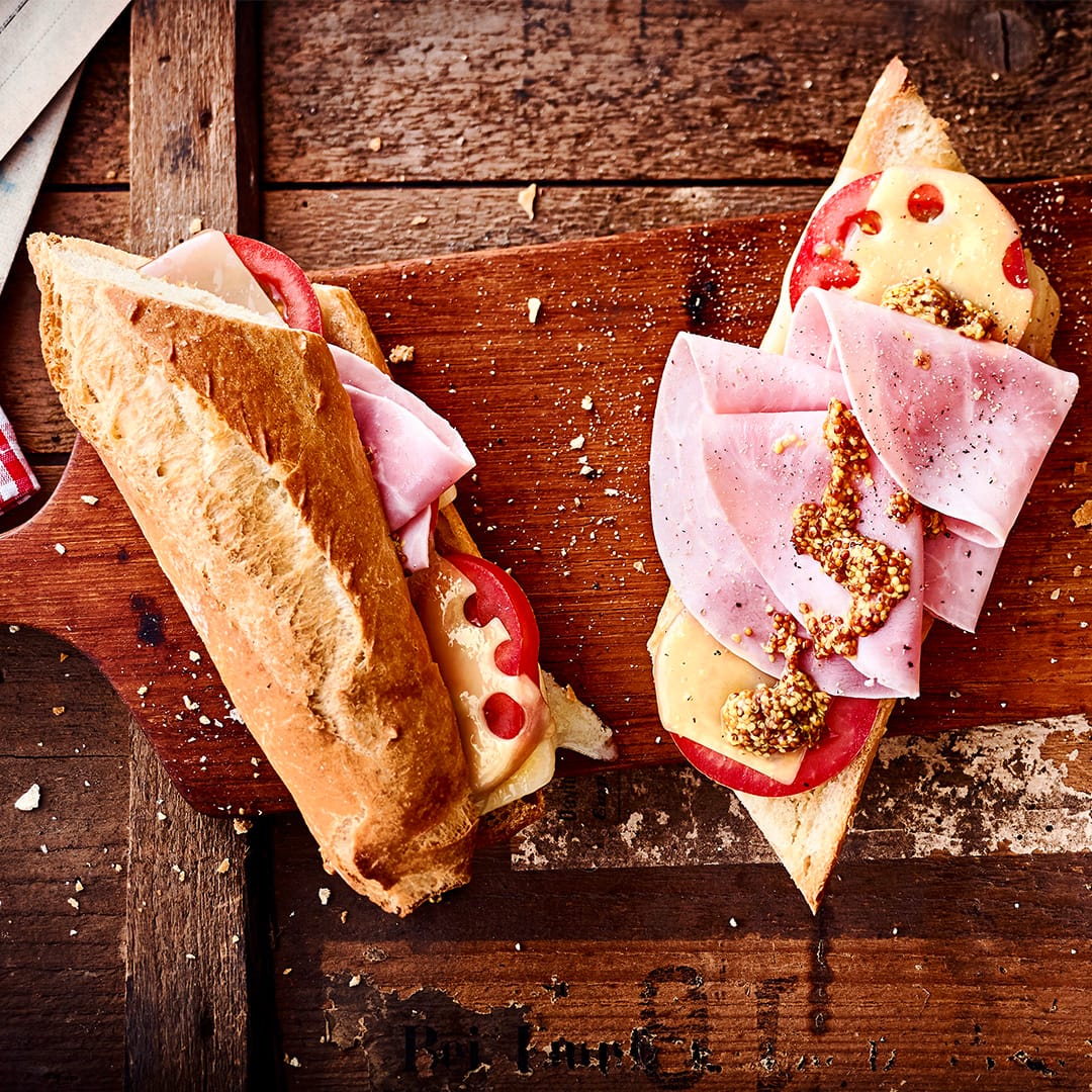 Ob als Sandwich oder Baguette: Der Croque Monsieur wird mit Schinken, Tomate und viel Käse belegt und ist ein lecker Snack für Zwischendurch.