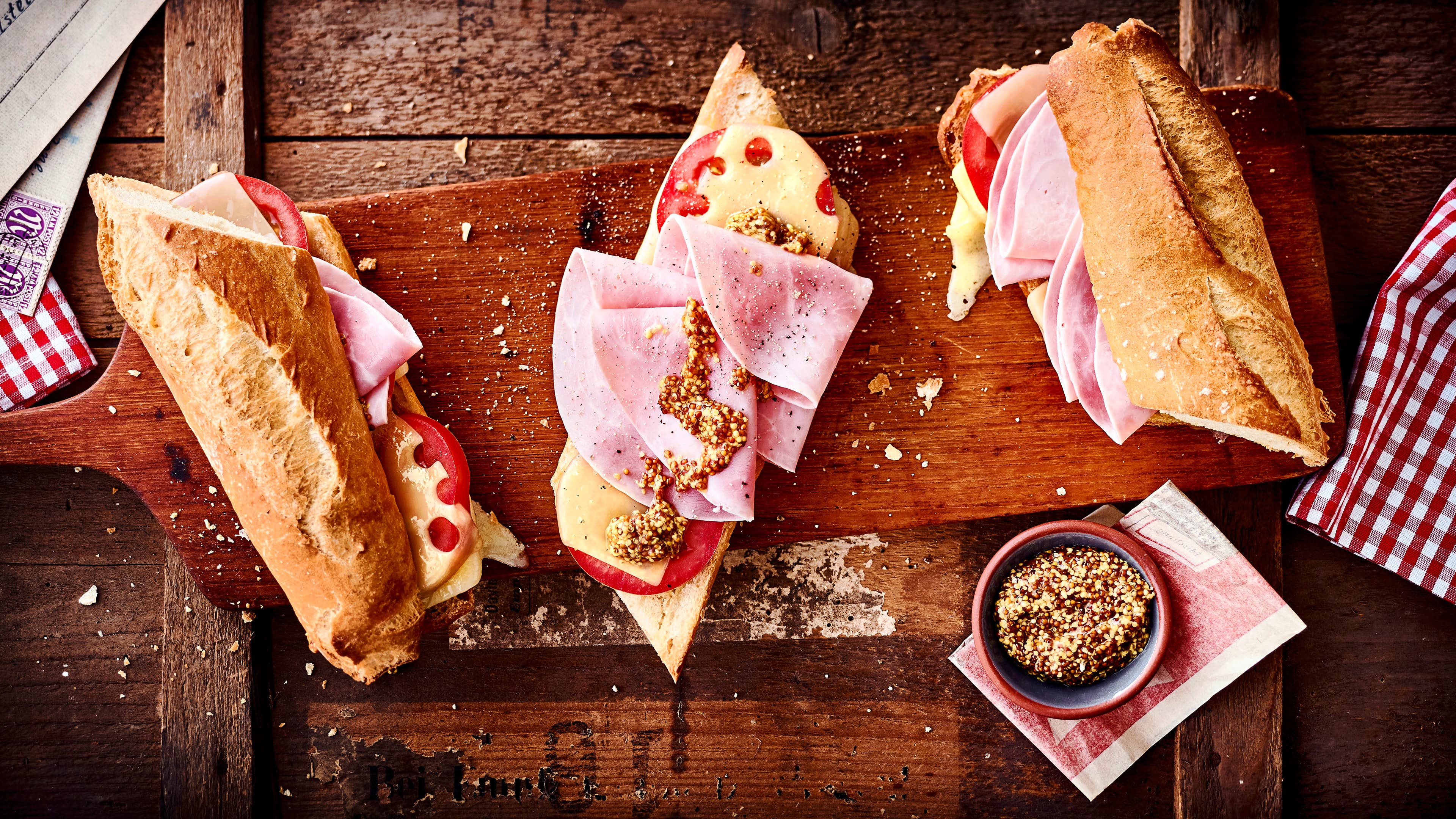 Croque Monsieur Ob als Sandwich oder Baguette: Der Croque Monsieur wird mit Schinken, Tomate und viel Käse belegt und ist ein lecker Snack für Zwischendurch.