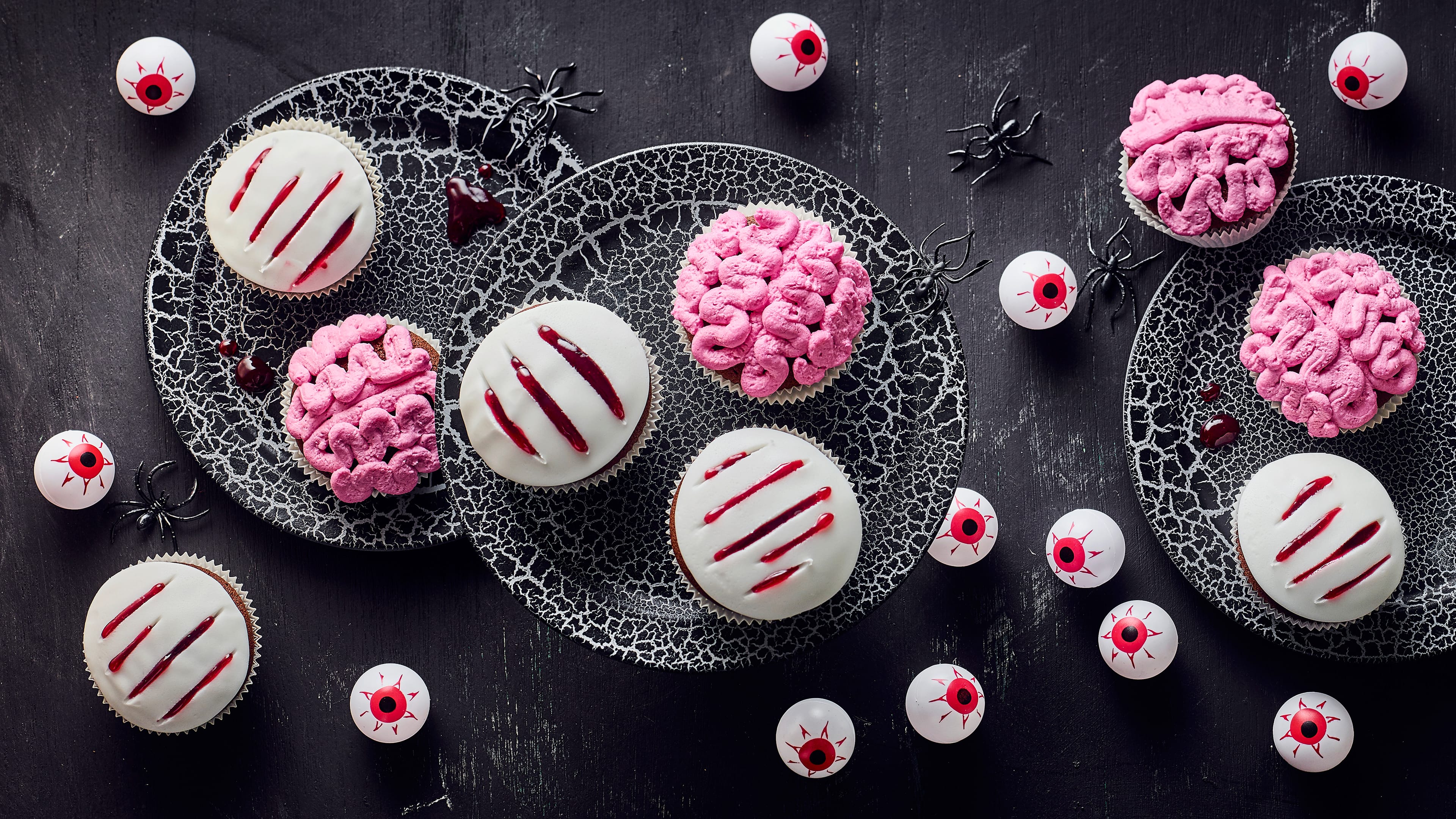 Halloween Cupcakes Jetzt wird es gruselig: Probieren Sie unsere Halloween-Cupcakes aus Schokoladenteig mit Schattenmorellen – wahlweise mit Gehirn- oder Kratzspuren-Topping aus weißer Kuvertüre, Johannisbeergelee und Rote-Bete-Saft!