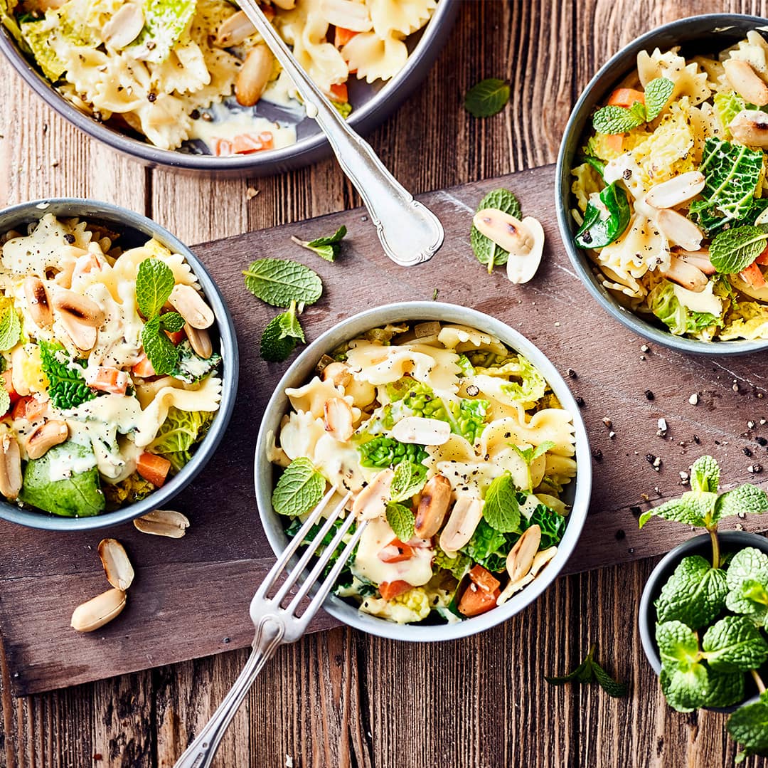 Eine Alternative zur klassischen Variante und genau das Richtige für den nächsten Grillabend ist unser Curry-Nudelsalat mit Möhren, Babyspinat und Erdnüssen.