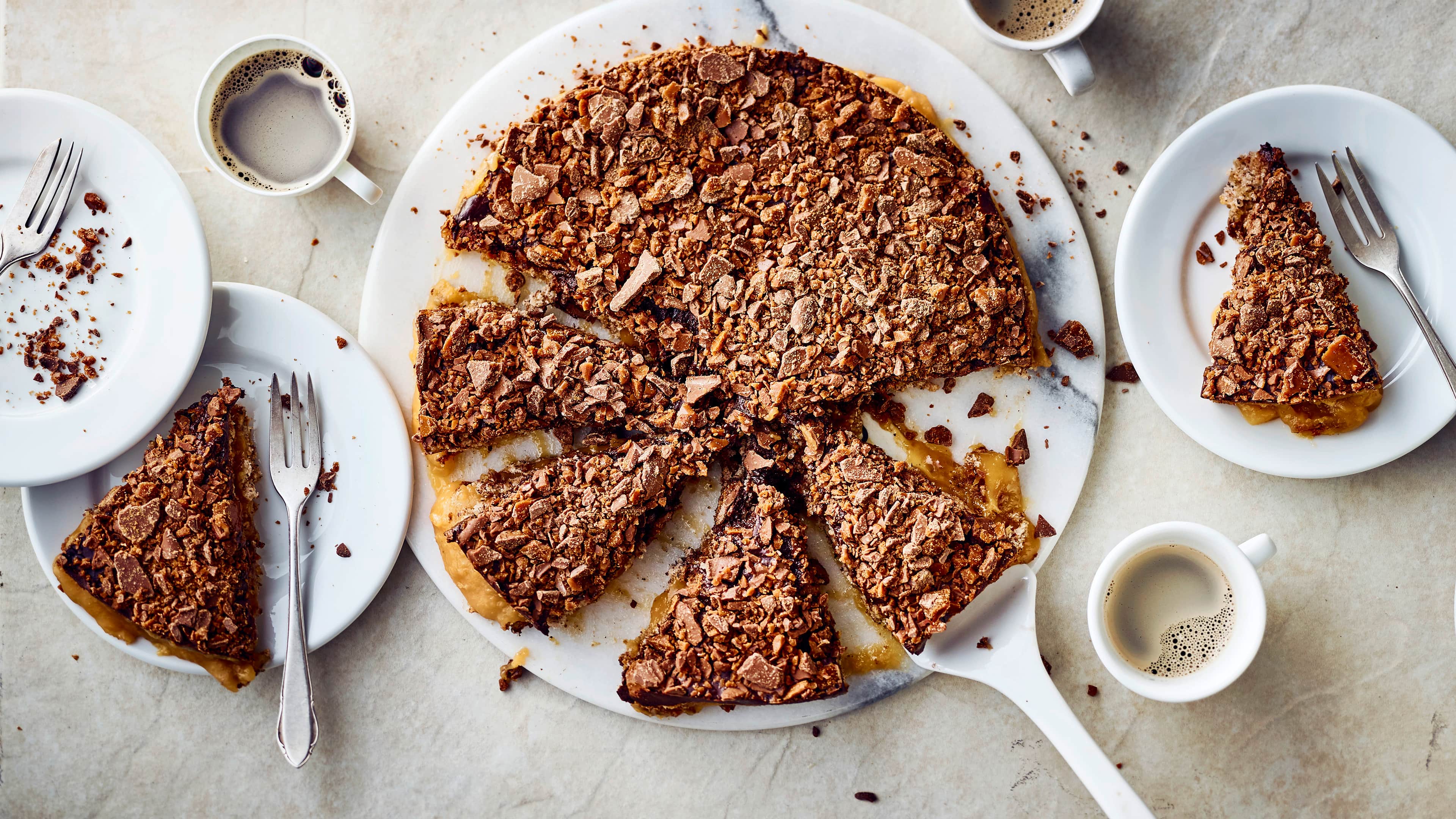 Die bekannte schwedische Mandeltorte lässt sich mit etwas Aufwand selber herstellen: Knusprig garniert und mit selbstgemachter Füllung ist die Daim-Torte ein besonders süßes Highlight.