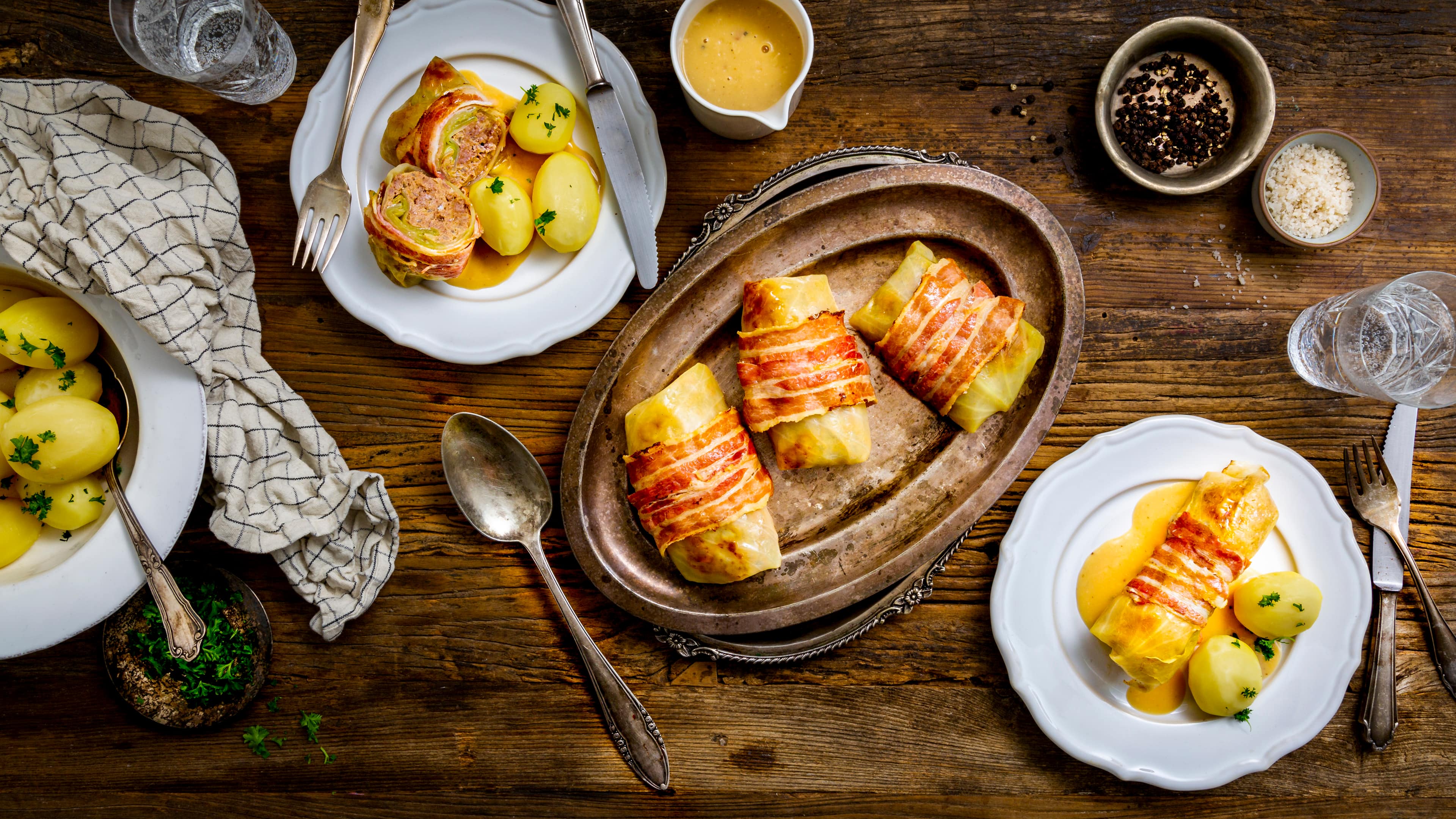 Deftige Kohlrouladen Zu zweit macht's mehr Spaß – das gilt auch beim Essen. Kohl und Hackfleisch etwa ergeben in der Kohlroulade ein perfektes kulinarisches Doppel. Wie das urdeutsche Gericht besonders lecker schmeckt, erfahren Sie hier.