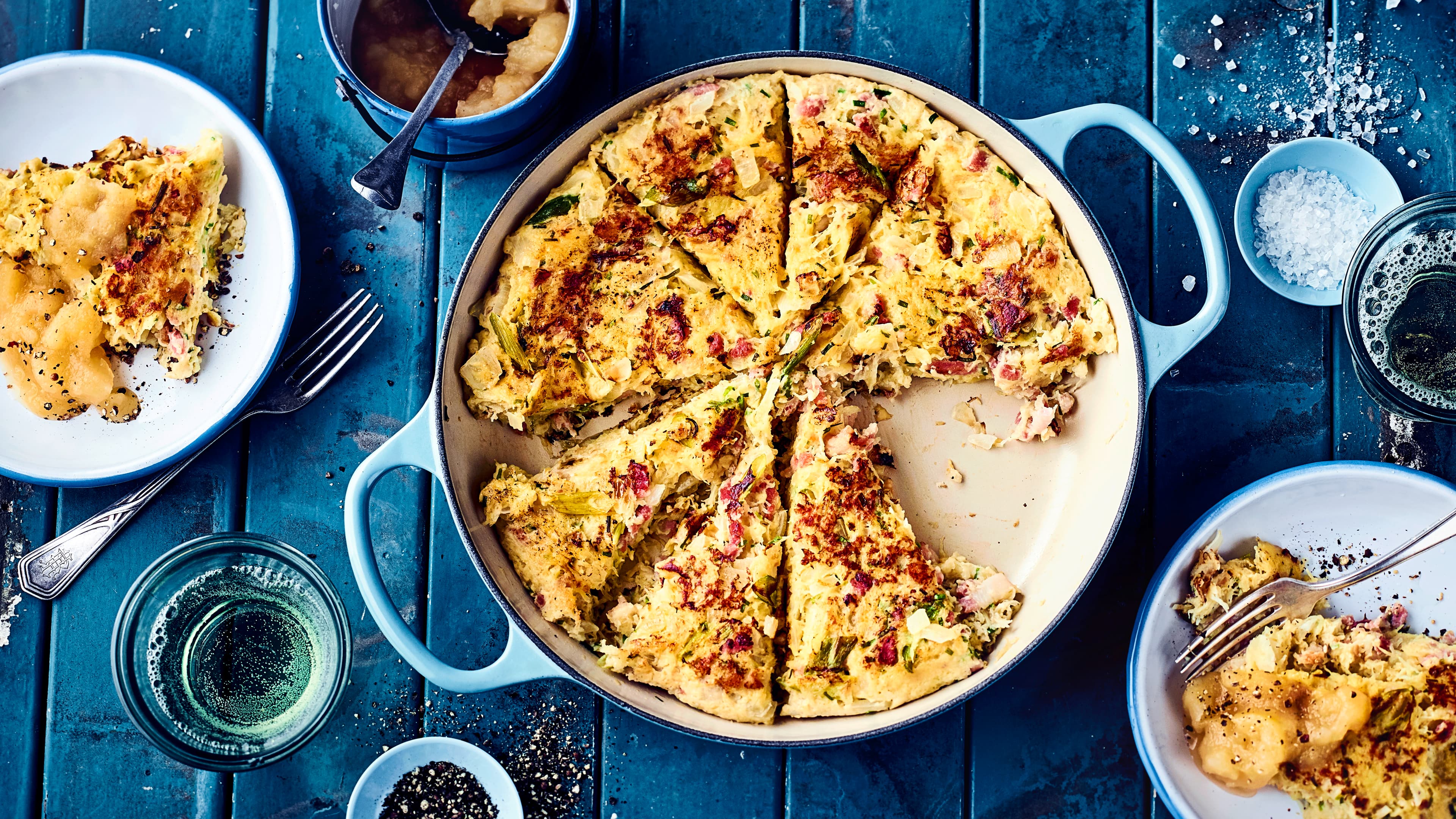 Dibbelabbes Eine Spezialität aus dem Saarland: Dicker Pfannkuchen mit Zwiebeln und Bauchspeck. Den Dibbelabbes klassisch mit Apfelmus servieren.