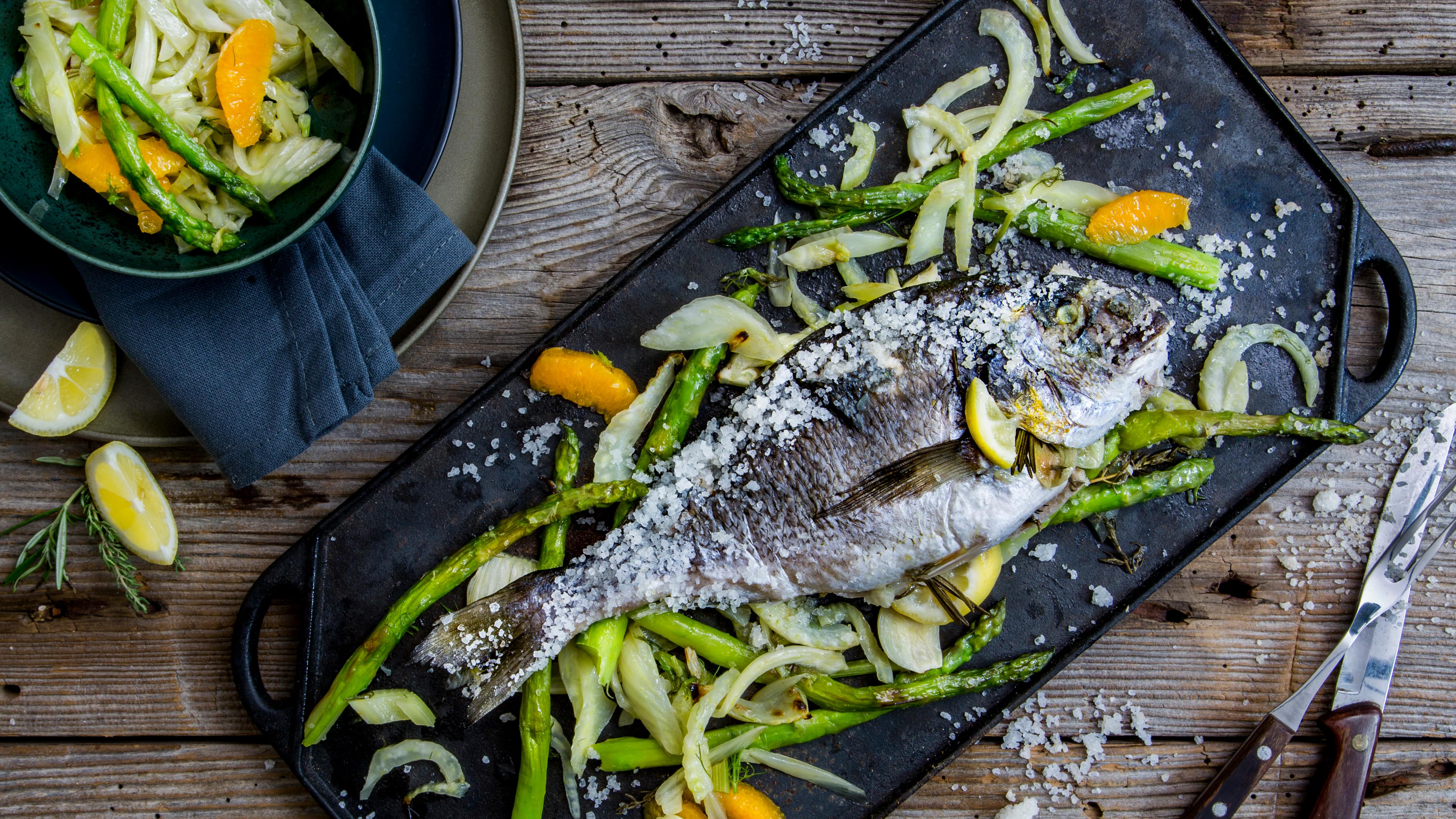 Dorade in der Salzkruste Dorade in Salzkruste mit grünem Spargel und Ofen-Orangen-Fenchel. Kombinieren Sie Fisch und Gemüse und genießen einen kulinarischen Sommerabend.