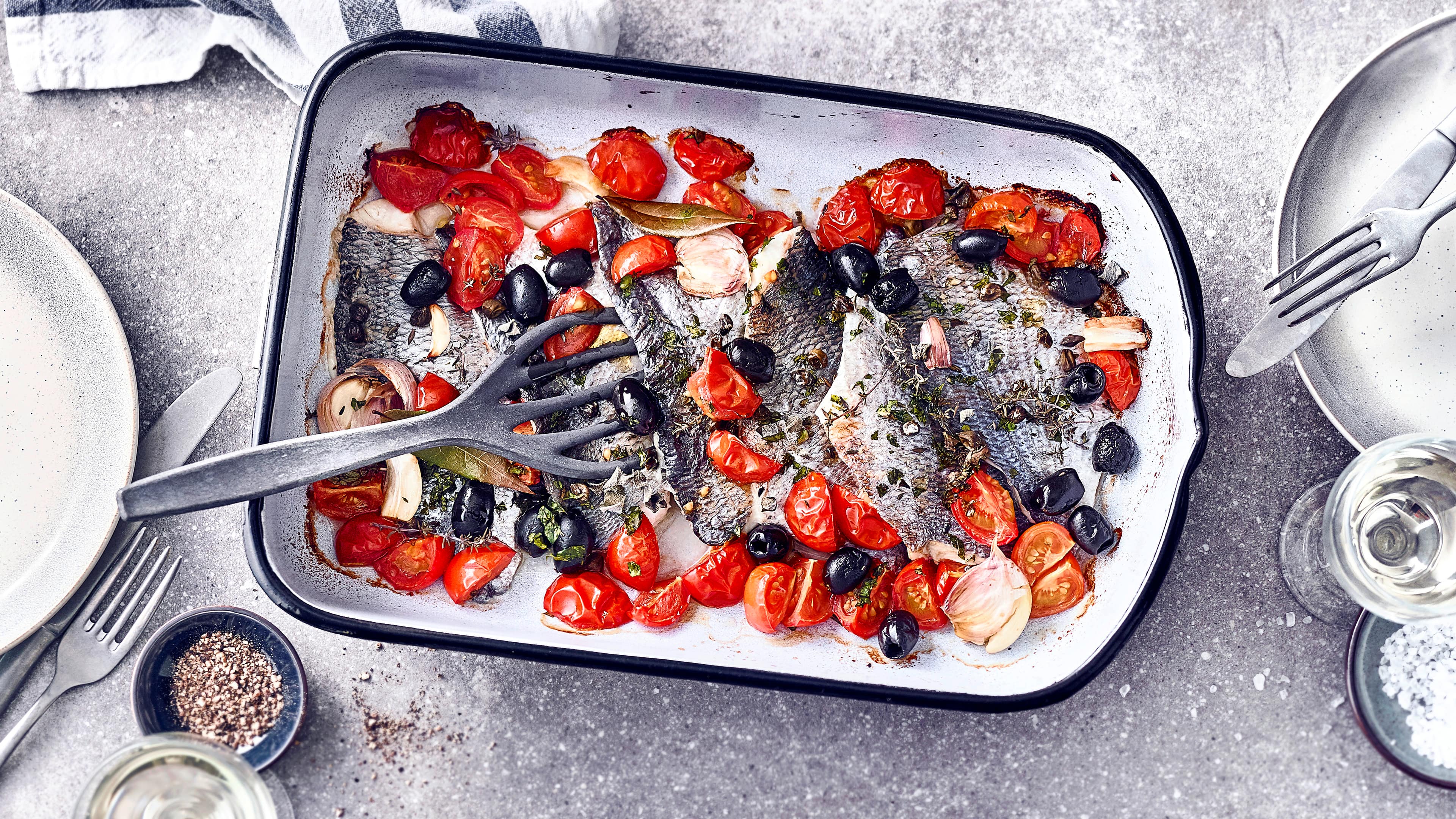 Doradenfilets aus dem Ofen Lust auf Fisch? Probieren Sie unser Rezept für marinierte Doradenfilets aus dem Ofen mit Cocktailtomaten, Oliven und Kapern einmal aus – mediterran und lecker!