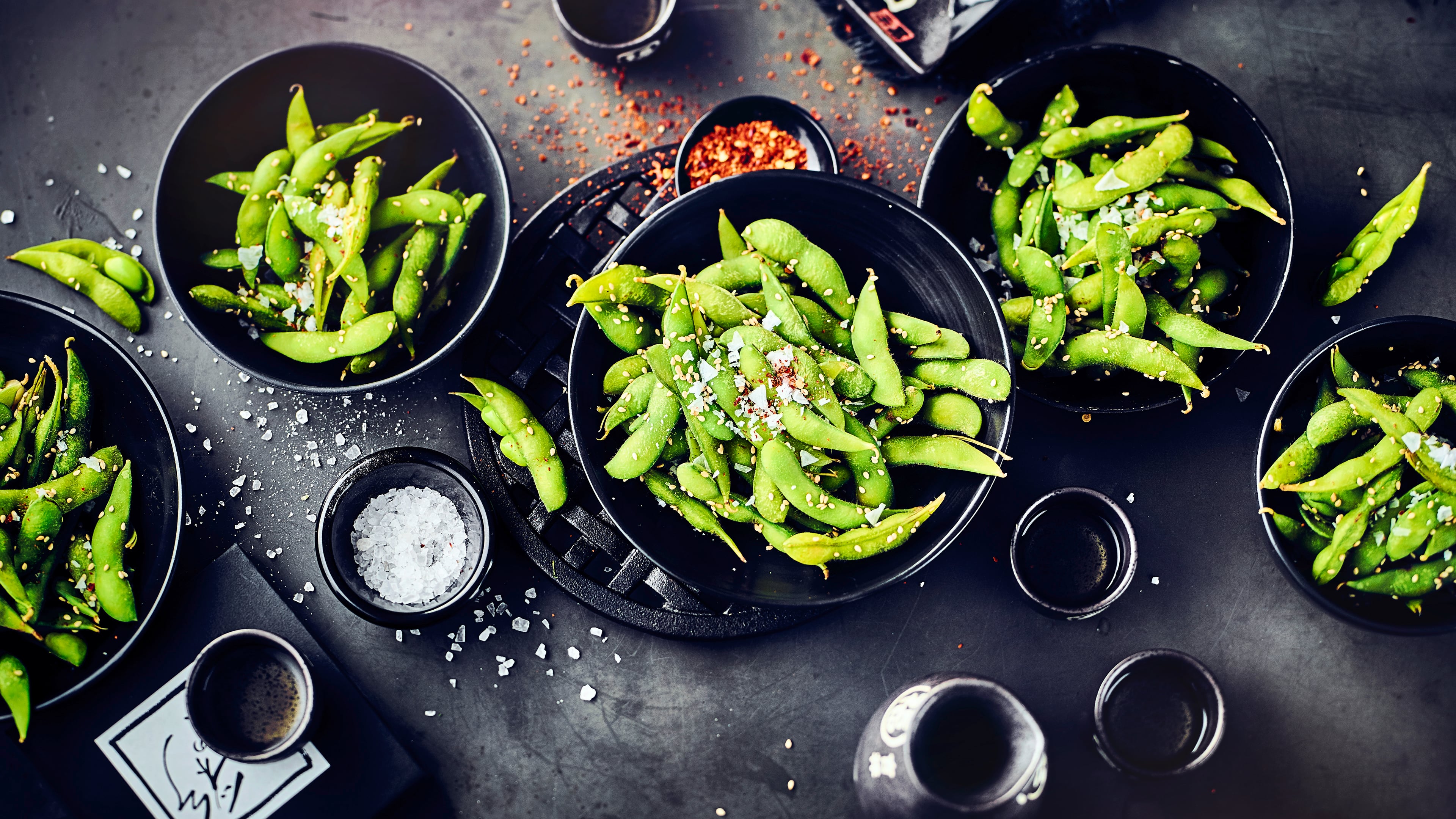 Edamame sind total im Trend und nicht nur ein Muss im Sushi-Restaurant, sondern auch für den heimischen Snack-Abend.