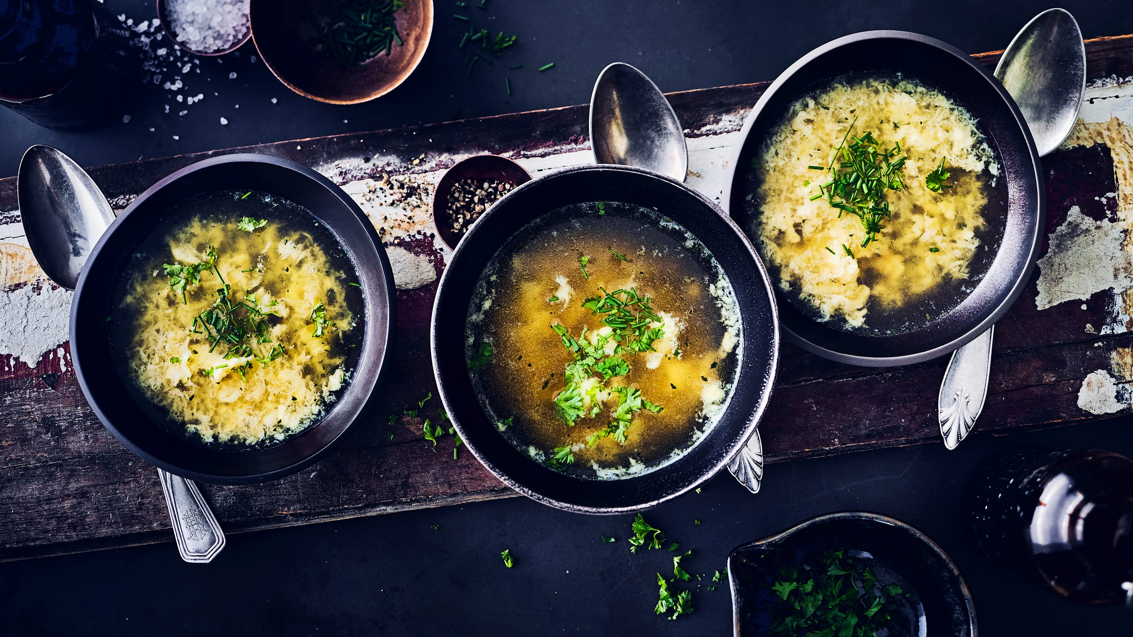Eierflockensuppe Einfach und schnell gemacht, ob für Zwischendurch oder am Abend zur Brotzeit. Eine Eierflockensuppe ist schnell gekocht wärmt schön von innen.