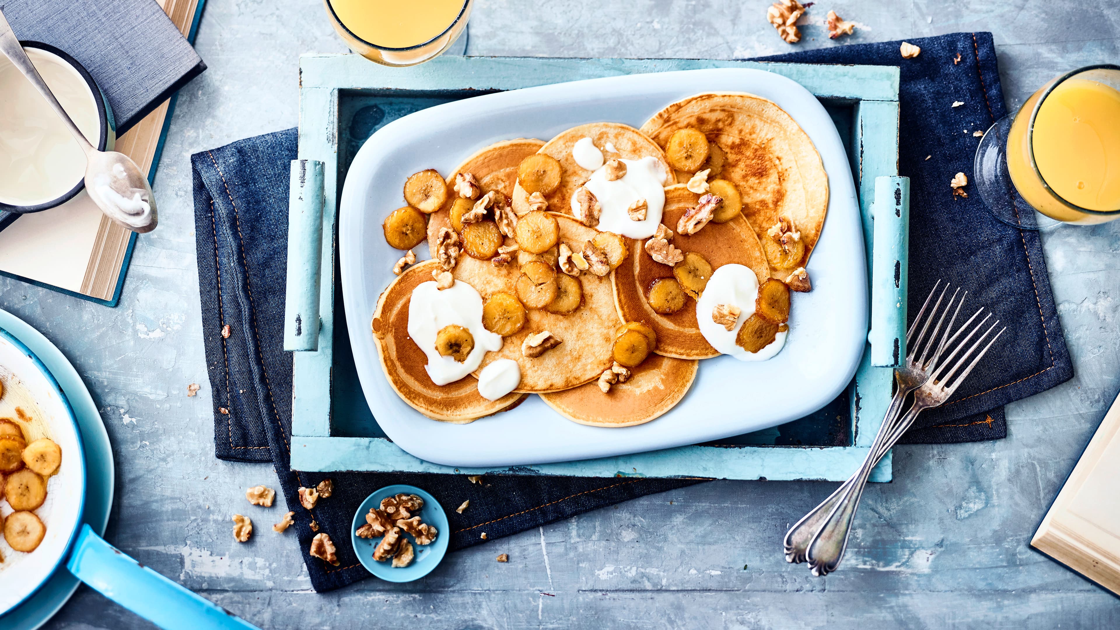 Eierkuchen Ob süß oder herzhaft, Eierkuchen lassen sich herrlich vielfältig genießen. Mit unserem Rezept backen Sie die leckeren Fladen ruckzuck aus und servieren sie mit Banane und Joghurt!