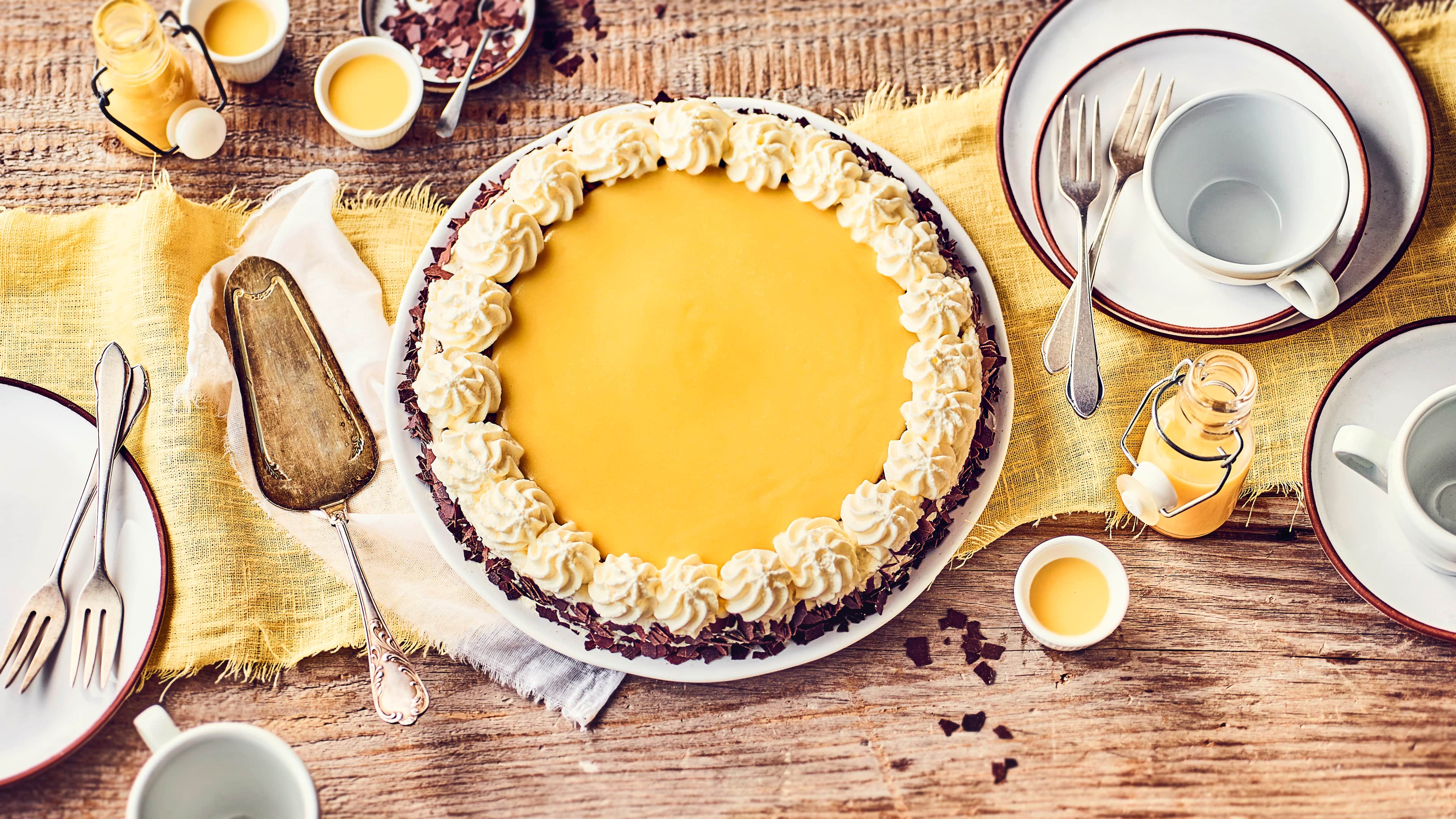 Eierlikörtorte Ein Klassiker zu Ostern: Selbstgemachte Eierlikörtorte nach einem Rezept von Oma - herrlich cremig.