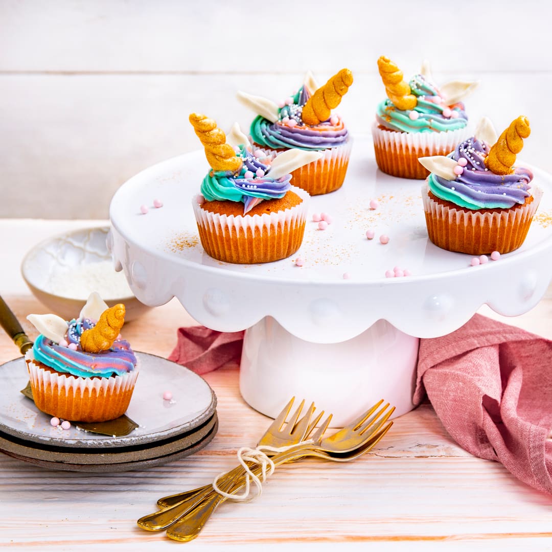 Wenn Sie noch eine Idee für den nächsten Kindergeburtstag brauchen, sind Sie hier genau richtig: Bunte Einhorn-Cupcakes sehen nicht nur fantastisch aus, sie schmecken auch noch super!