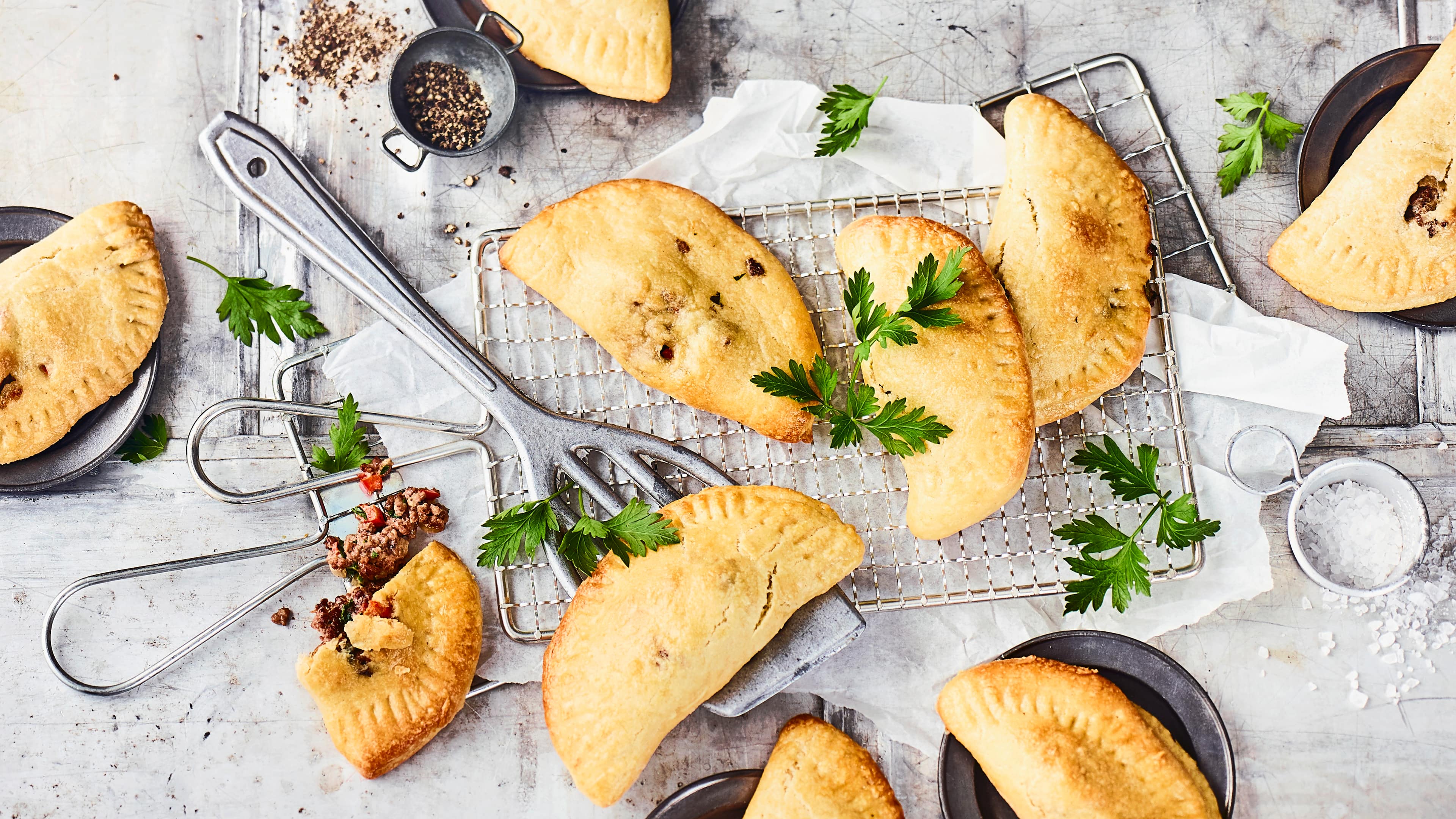 Empanadas mit Hackfleisch Verpacken Sie aromatisch gewürztes Hackfleisch in Hefeteig und genießen Sie knusprige Empanadas. Wir verraten Ihnen, wie die handliche Köstlichkeit gelingt.
