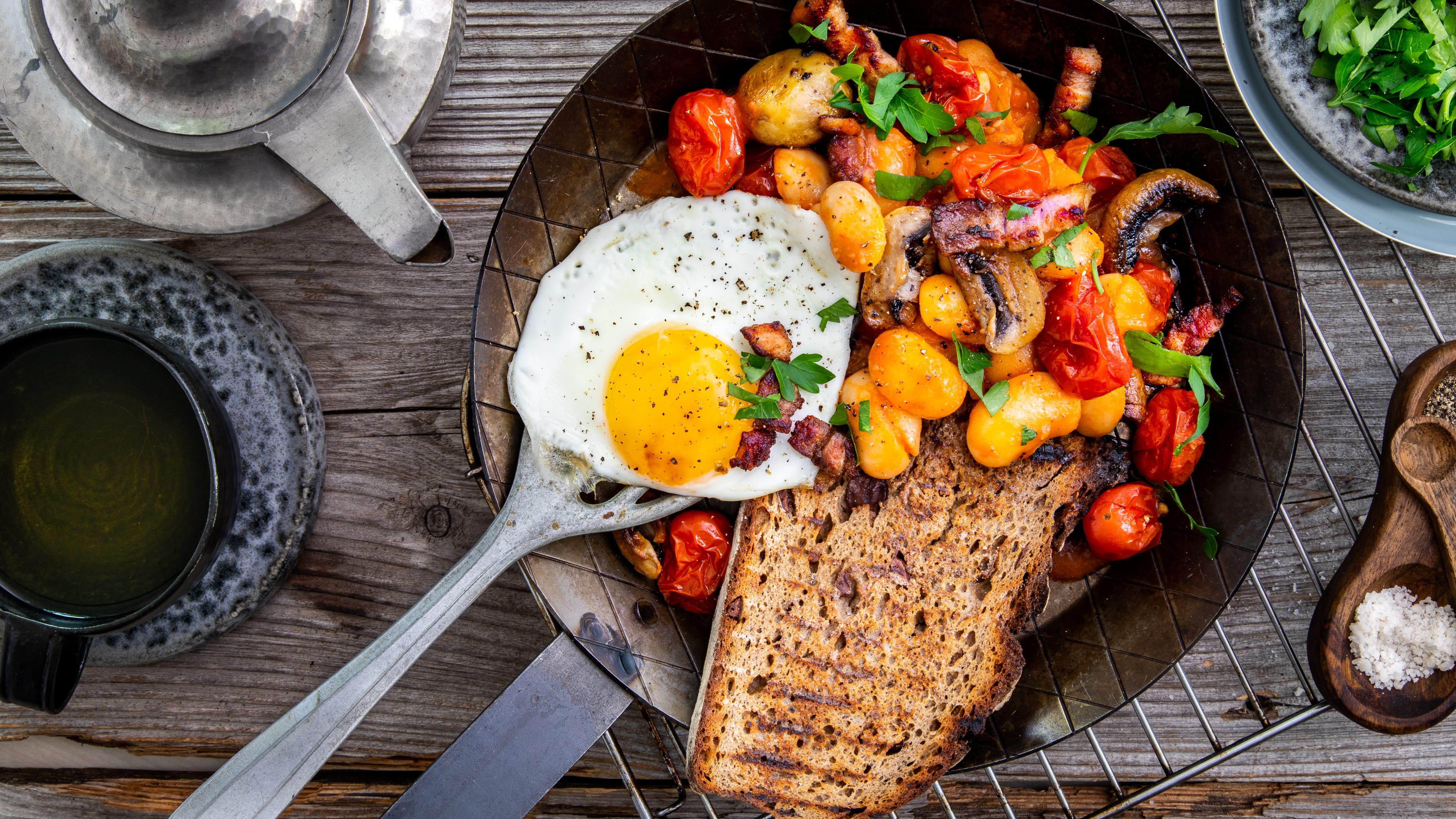 Englisches Frühstück Lust auf ein Englisches Frühstück mit süßen Kirschtomaten, selbstgemachten würzigen Baked Beans und knusprigem Bacon? Dann probieren Sie unser Rezept und starten Sie herzhaft in den Tag!