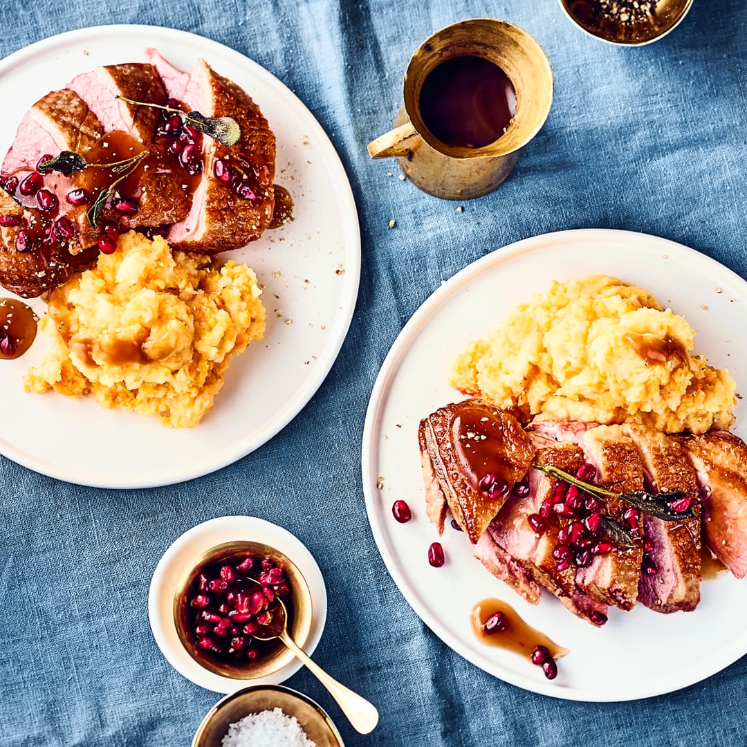 Festliches Gericht: Kochen Sie unsere Entenbrust aus dem Ofen mit selbst gemachtem Püree aus Kartoffeln, Sellerie und Kürbis an Granatapfel-Soße!