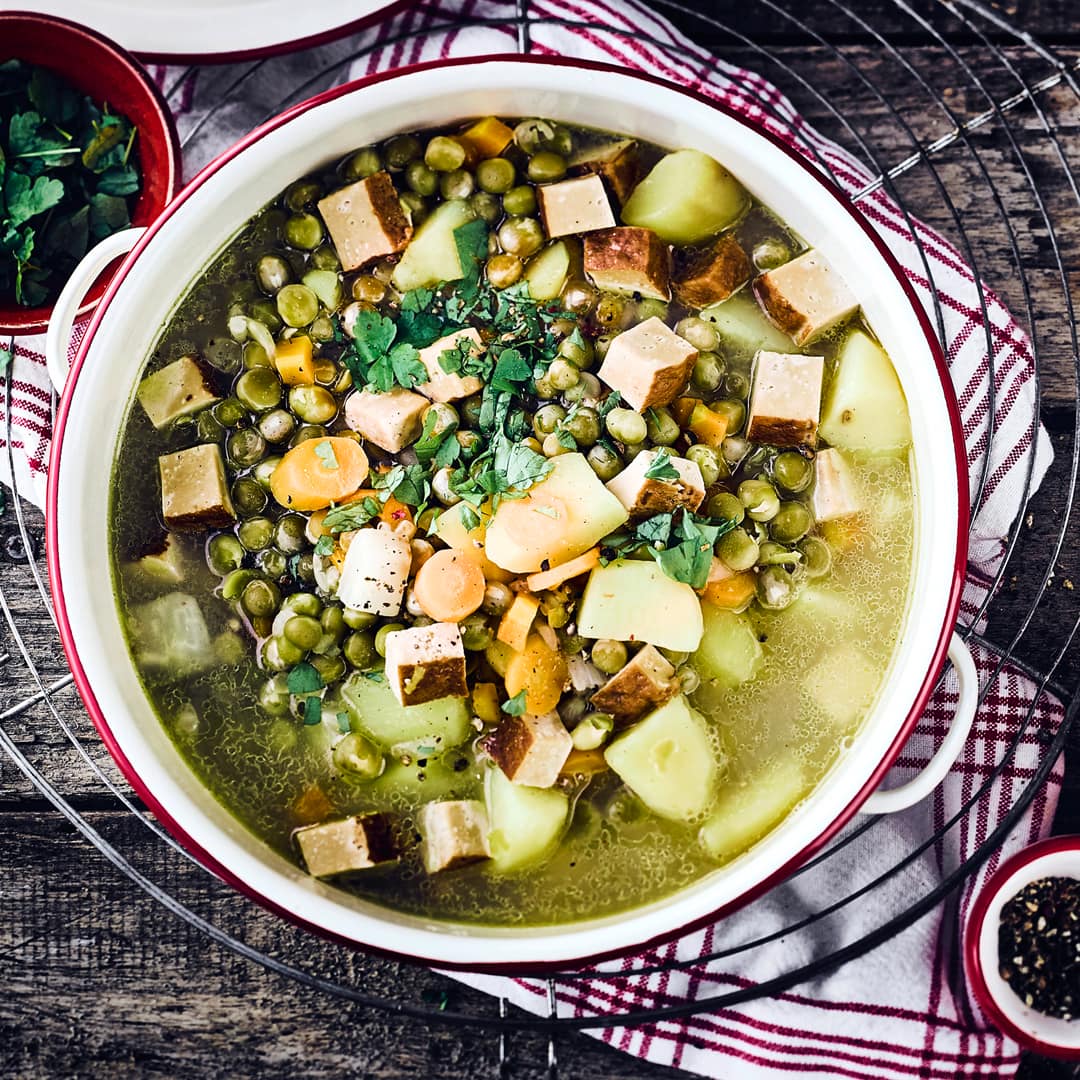 Veganer Erbseneintopf mit Räuchertofu, Karotten, Kartoffeln und Sellerie ist vor allem in der kalten Jahreszeit ein kleines Highlight auf dem Speiseplan.