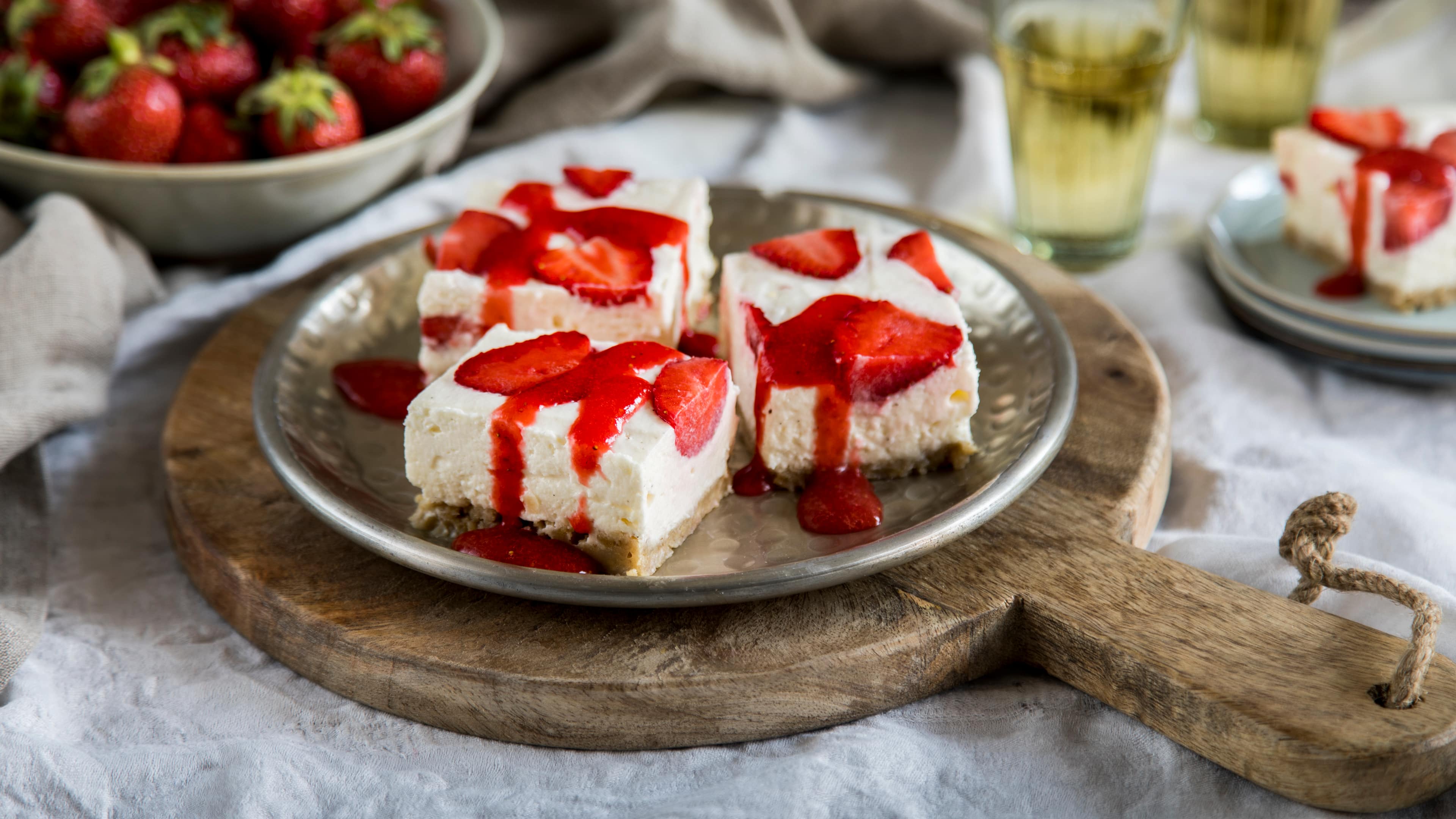 Erdbeer-Bars Diese kleinen Leckerbissen entstehen ganz ohne Backen: Fruchtig-cremige Erdbeer-Joghurt-Bars mit Knusperboden.
