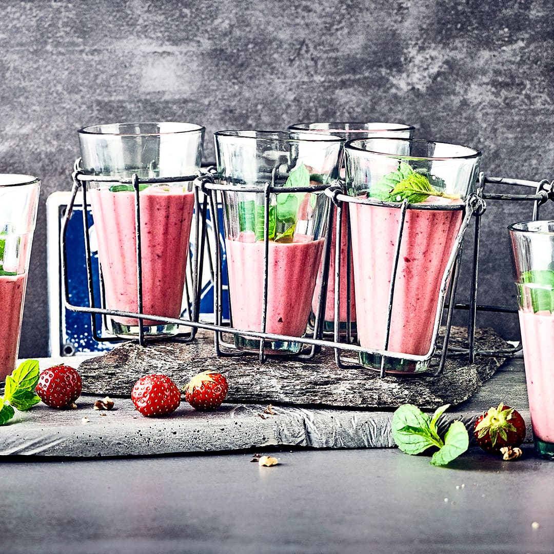 Erfrischendes Sommergetränk ohne Laktose: Probieren Sie unseren Erdbeer-Cranberry-Drink mit Sojadrink und Walnüssen – in nur 3 Minuten fertig!