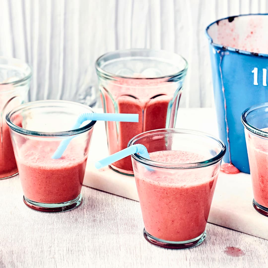 Mit unserem Rezept für einen leckeren Erdbeer-Haferflocken-Shake bereiten Sie schnell eine gesunde Alternative zum fertigen, süßen Milchmischgetränk zu.