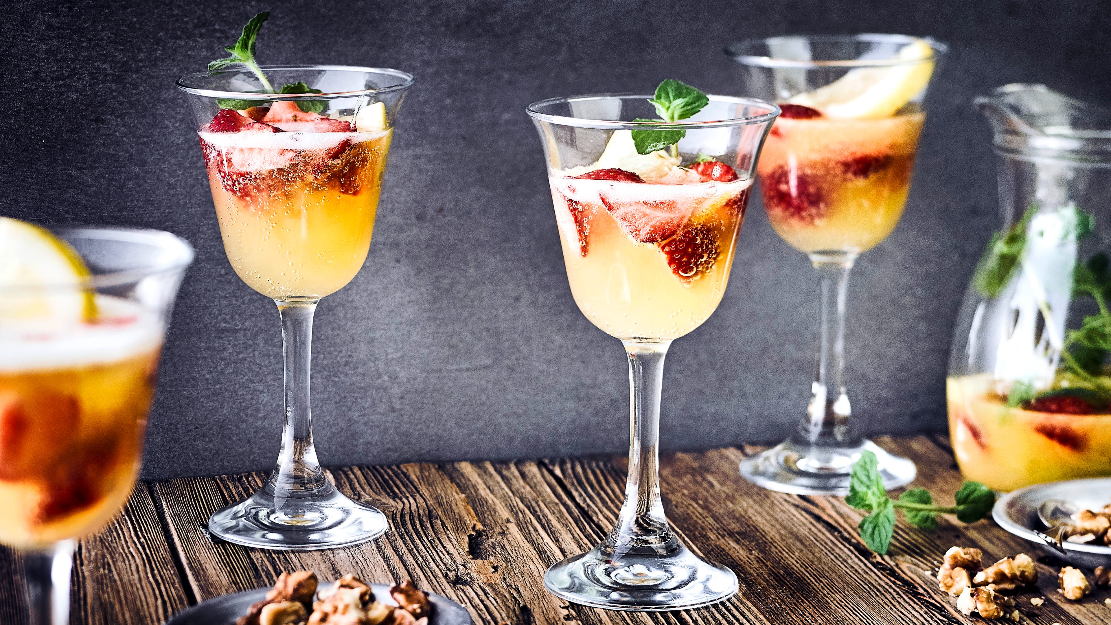 Erdbeer-Maracuja-Bowle Bereiten Sie unsere Erdbeer-Maracuja-Bowle aus saftigen Früchten, Weißwein, Sekt und Maracujasirup zu. Ein Minzzweig sorgt für einen frischen Geschmack.