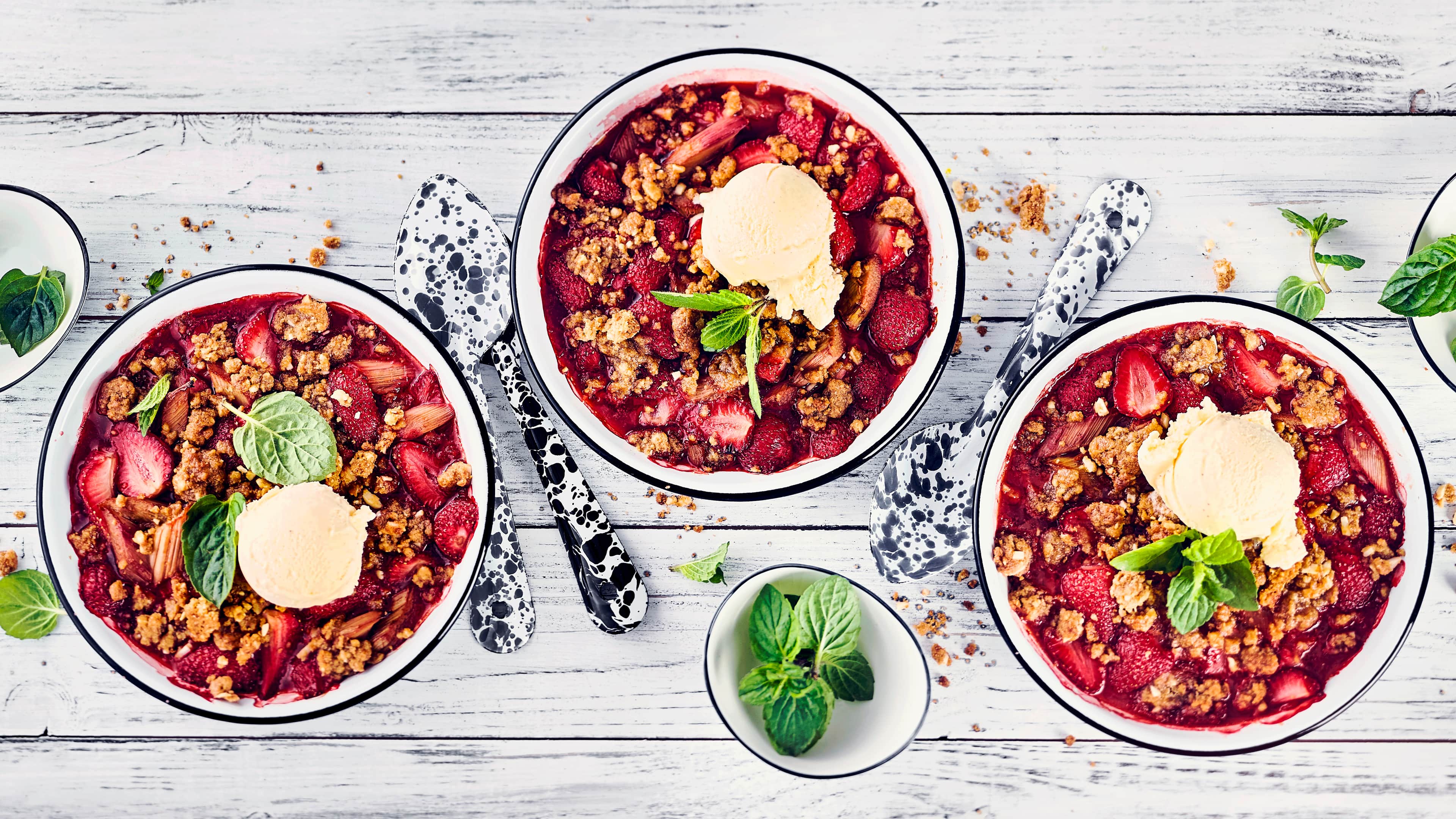 Erdbeer Rhabarber Crumble Sommerliches aus dem Ofen, der Erdbeer-Rhabarber-Crumble ist eine süß-saure Komposition, welche am besten noch mit einer Kugel Vanilleeis getoppt wird.