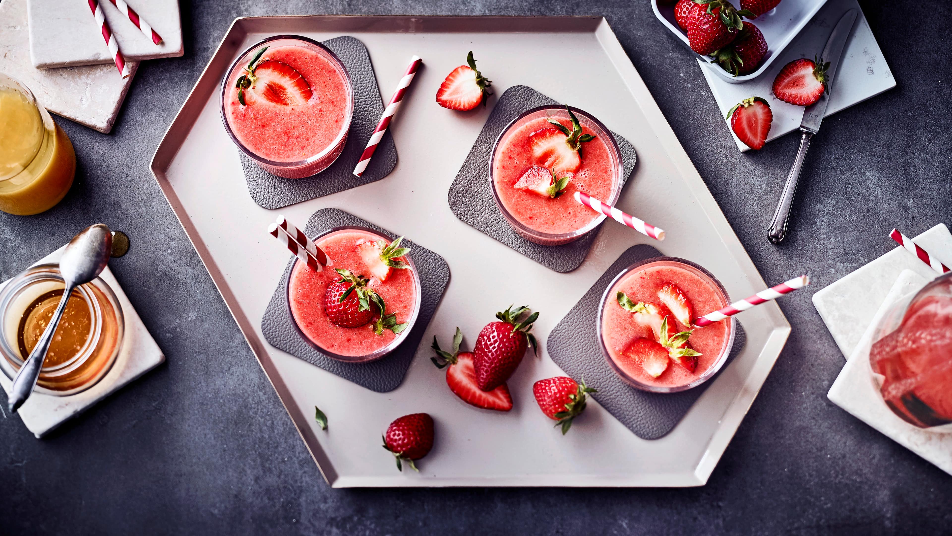 Erdbeer-Shake Saftige, aromatische Erdbeeren und Orangensaft: In unserem leckeren Erdbeershake-Rezept kommen sie zusammen mit anderen Früchten in den Mixer.