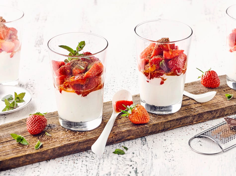 Erdbeerbecher Genießen Sie unser leckeres Dessert mit frischen Erdbeeren, Schokoraspeln und besonders aromatischem Joghurt aus Schafsmilch!