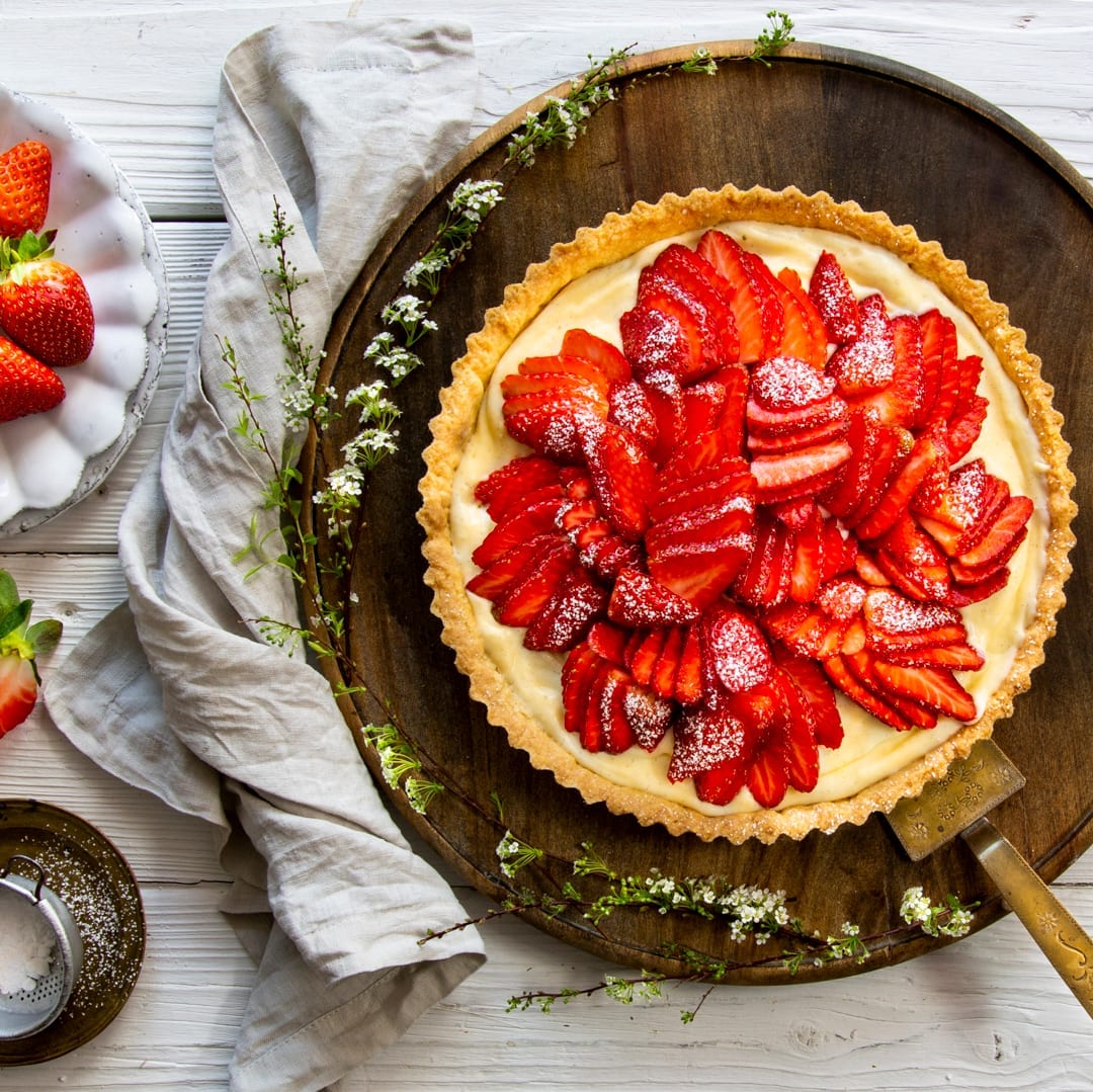 Unser Erdbeerkuchen-Rezept überzeugt mit saftigen Beeren, einer selbst gemachten Puddingcreme und einem knusprigen Teig. Letzteren können Sie auch am Vortag zubereiten und so Zeit sparen.