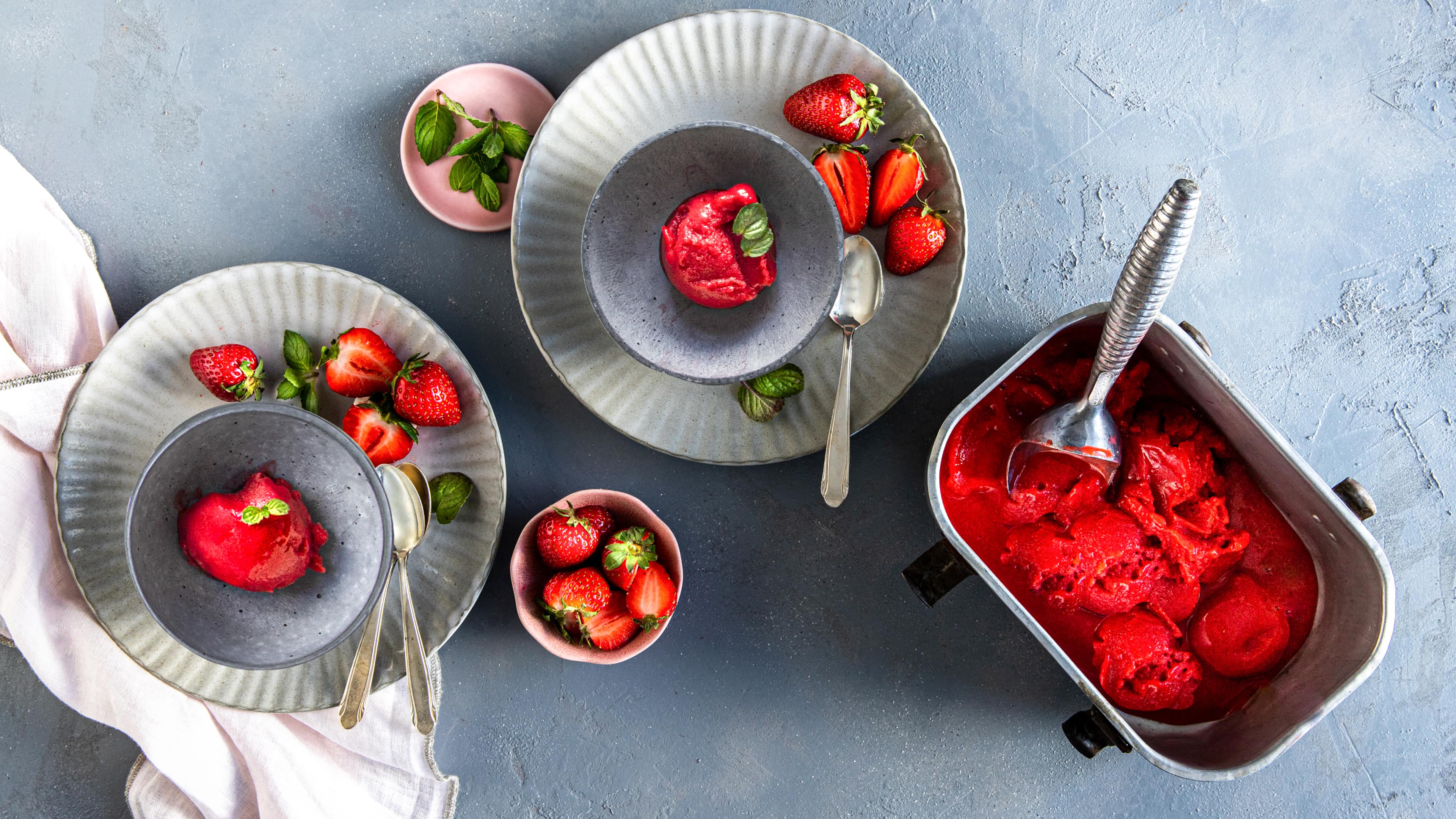 Erdbeersorbet Erfrischung pur für den Sommer: Selbstgemachtes Erdbeersorbet aus frischen Erdbeeren und Agavendicksaft mit Minze garniert.